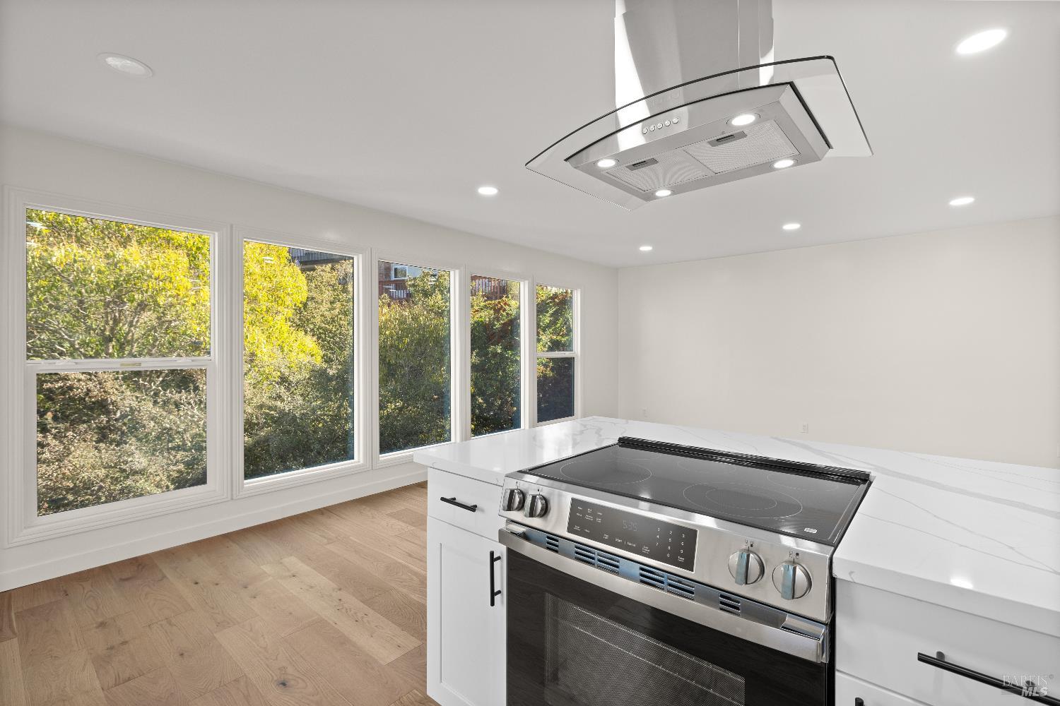 Detail Gallery Image 36 of 52 For 40 Leafwood Cir, San Rafael,  CA 94901 - 4 Beds | 5 Baths