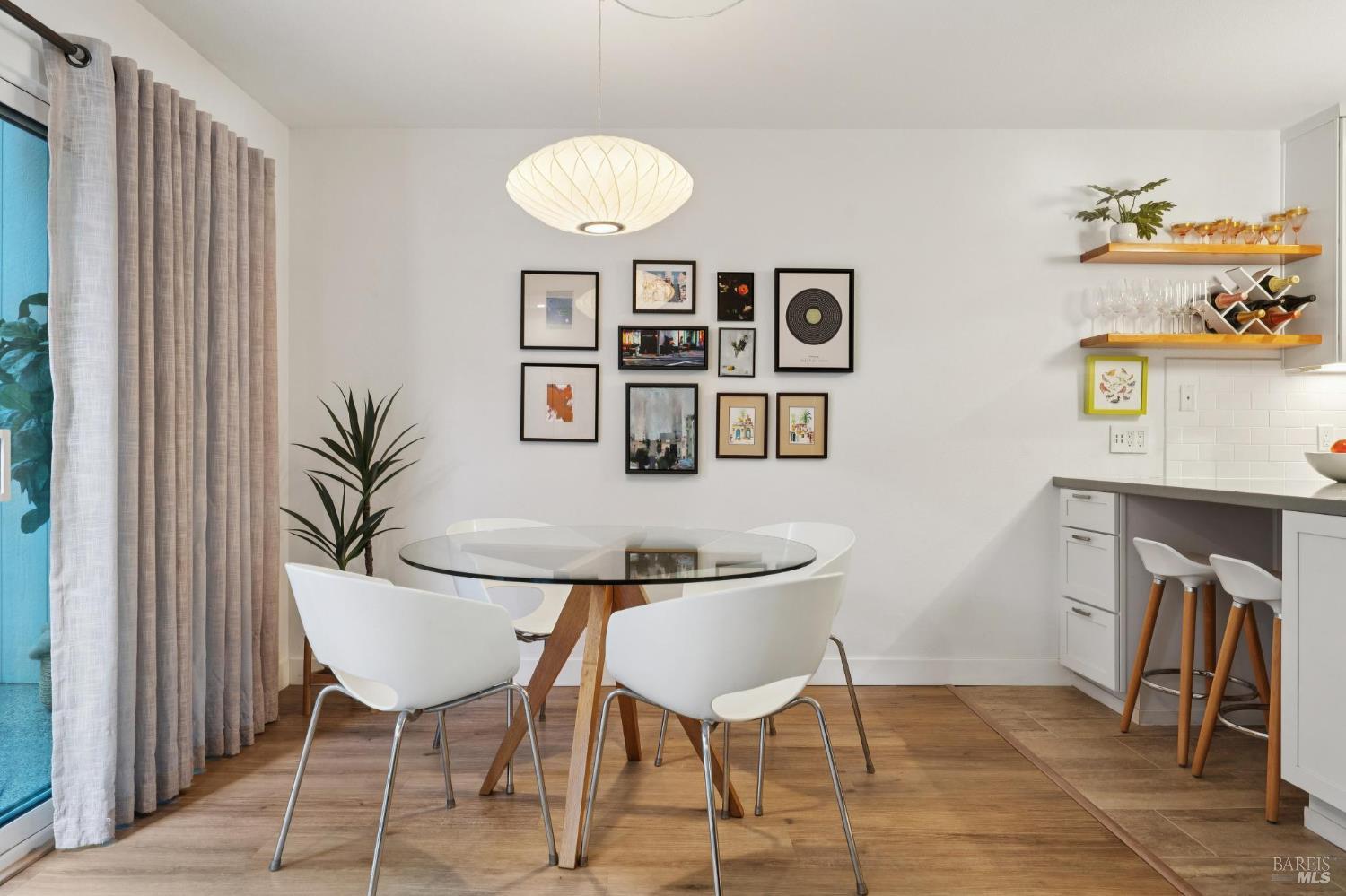 Detail Gallery Image 10 of 41 For 20 Woodoaks Dr, San Rafael,  CA 94903 - 3 Beds | 2/1 Baths