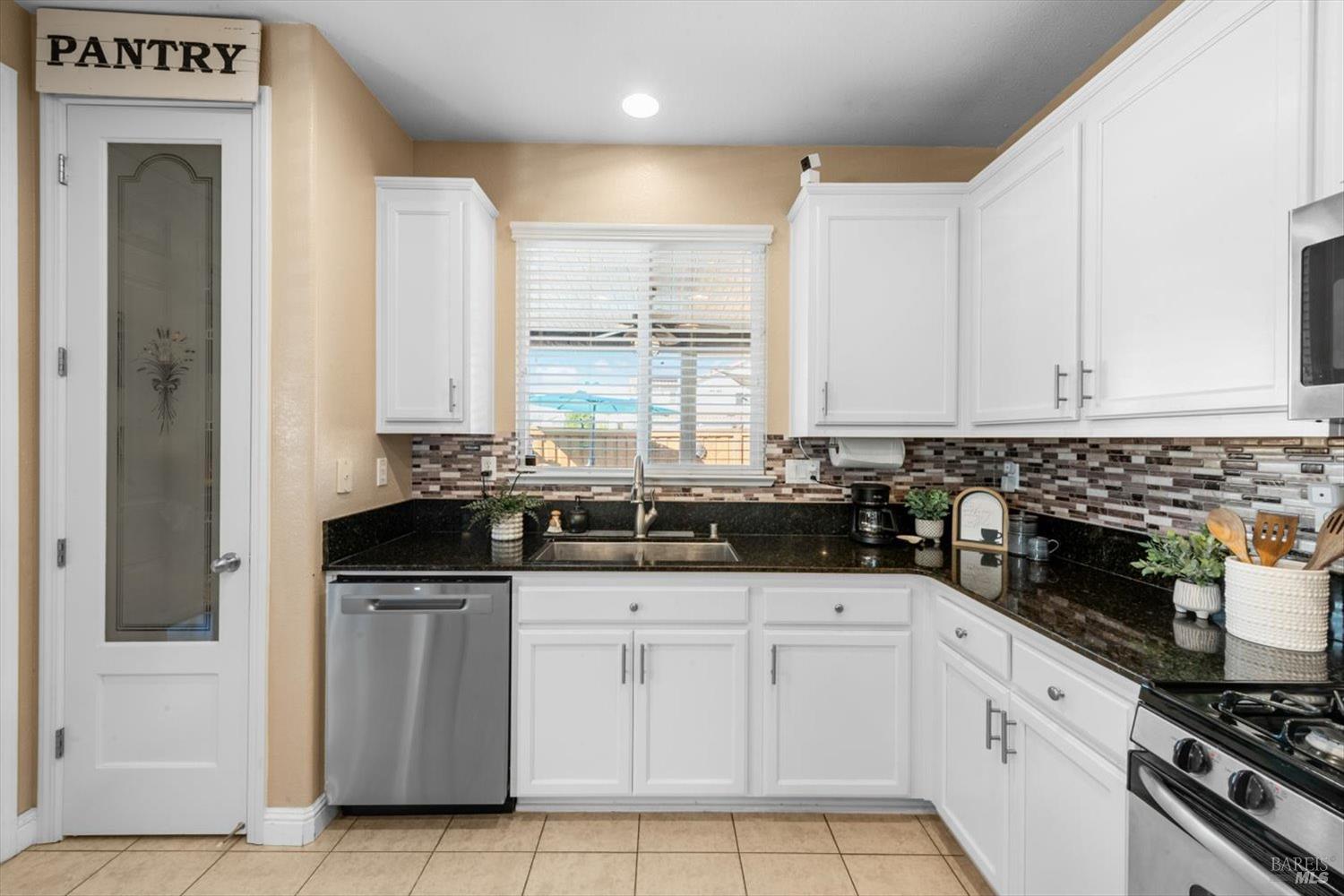 Detail Gallery Image 23 of 72 For 829 Embassy Cir, Vacaville,  CA 95688 - 3 Beds | 2 Baths