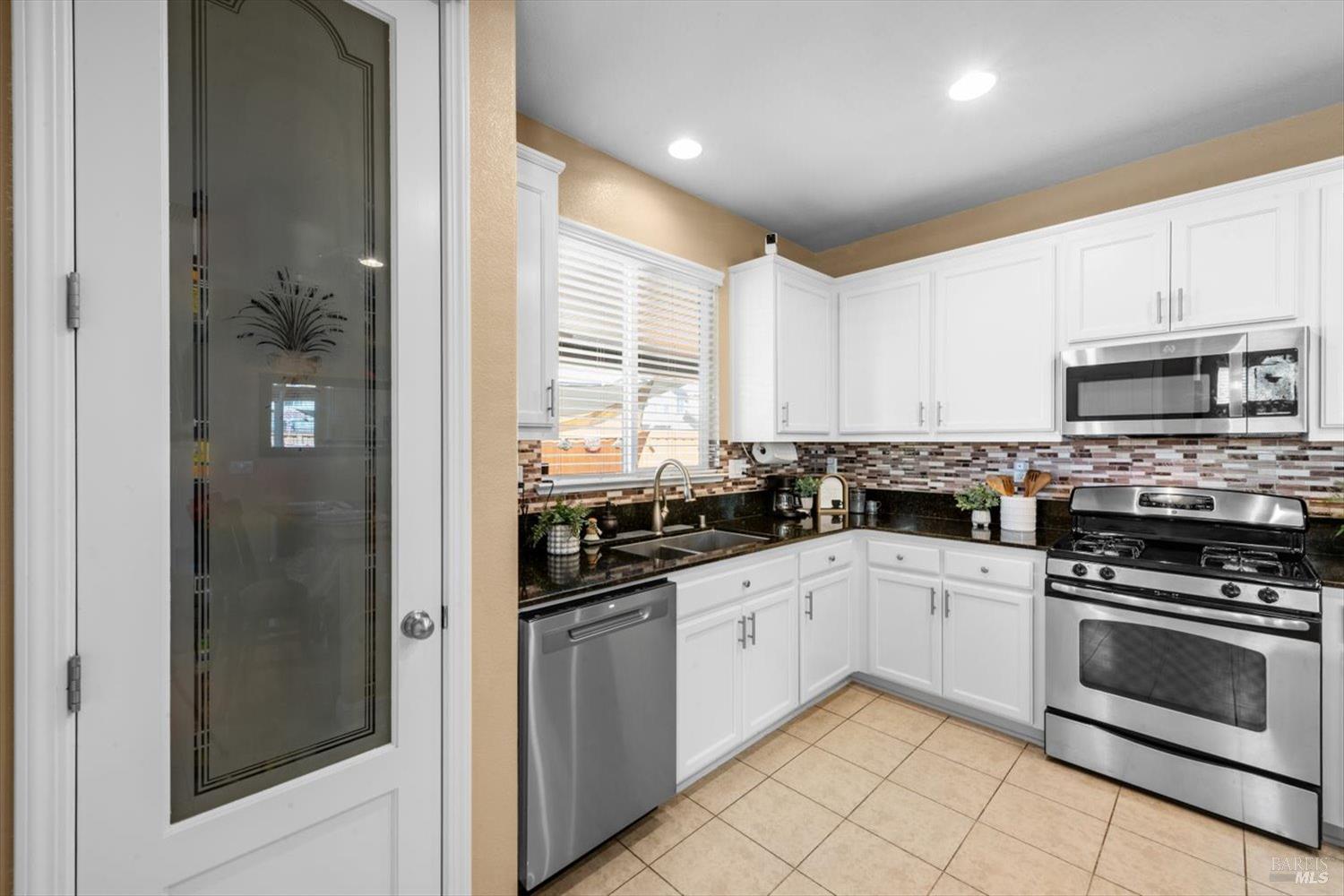 Detail Gallery Image 24 of 72 For 829 Embassy Cir, Vacaville,  CA 95688 - 3 Beds | 2 Baths