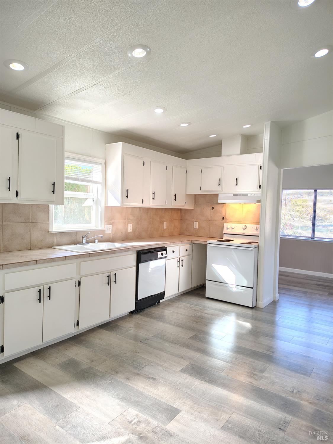 Detail Gallery Image 20 of 27 For 15970 Davis Ave, Clearlake,  CA 95422 - 3 Beds | 2 Baths