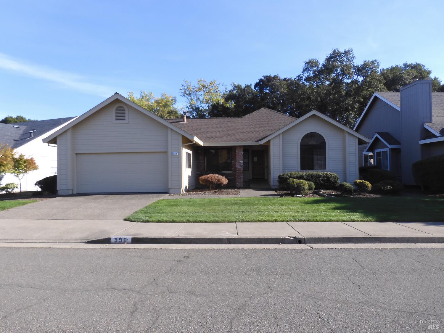 Detail Gallery Image 3 of 36 For 356 Singing Brook Cir, Santa Rosa,  CA 95409 - 2 Beds | 2 Baths