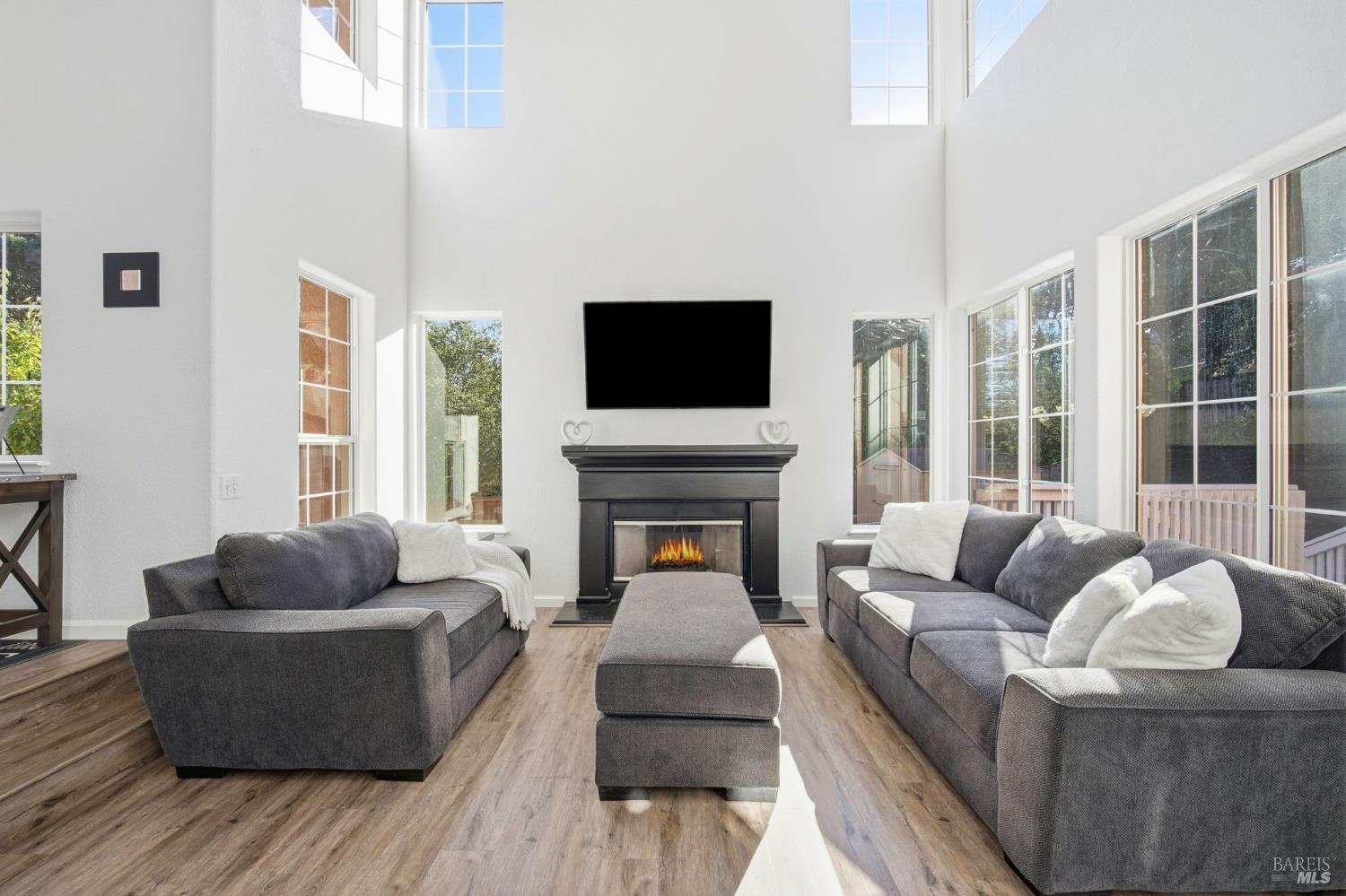 Detail Gallery Image 12 of 72 For 116 Yulupa Cir, Santa Rosa,  CA 95405 - 4 Beds | 3/1 Baths