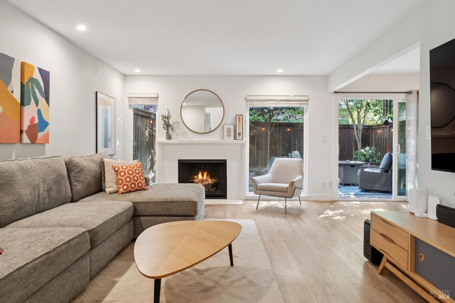 Detail Gallery Image 5 of 41 For 20 Woodoaks Dr, San Rafael,  CA 94903 - 3 Beds | 2/1 Baths