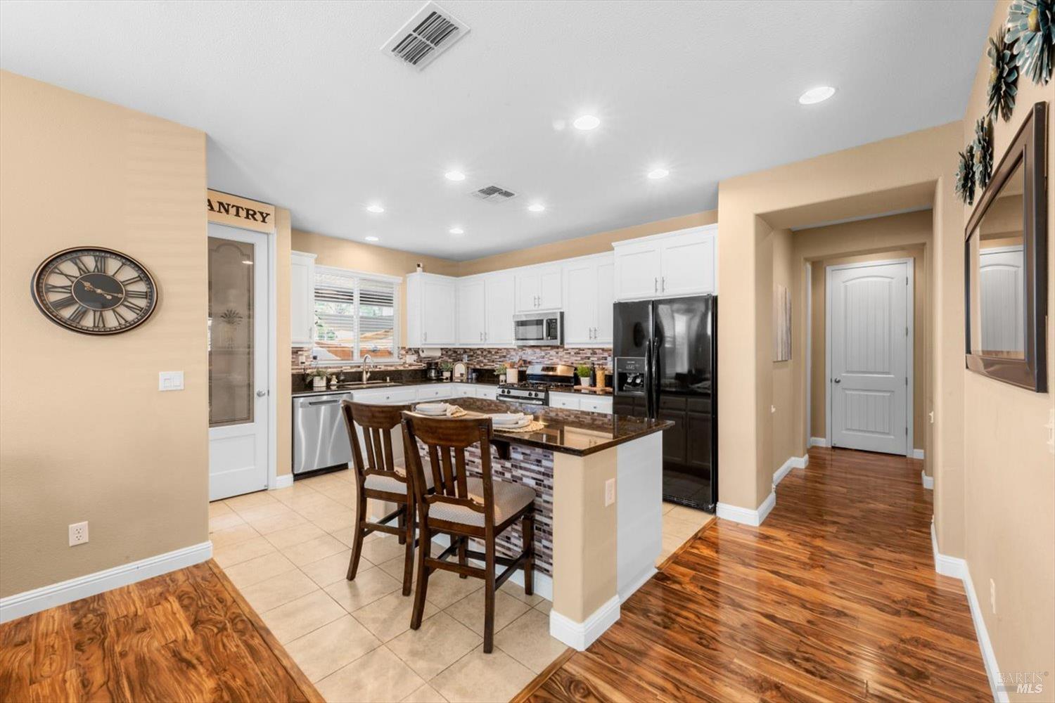 Detail Gallery Image 18 of 72 For 829 Embassy Cir, Vacaville,  CA 95688 - 3 Beds | 2 Baths