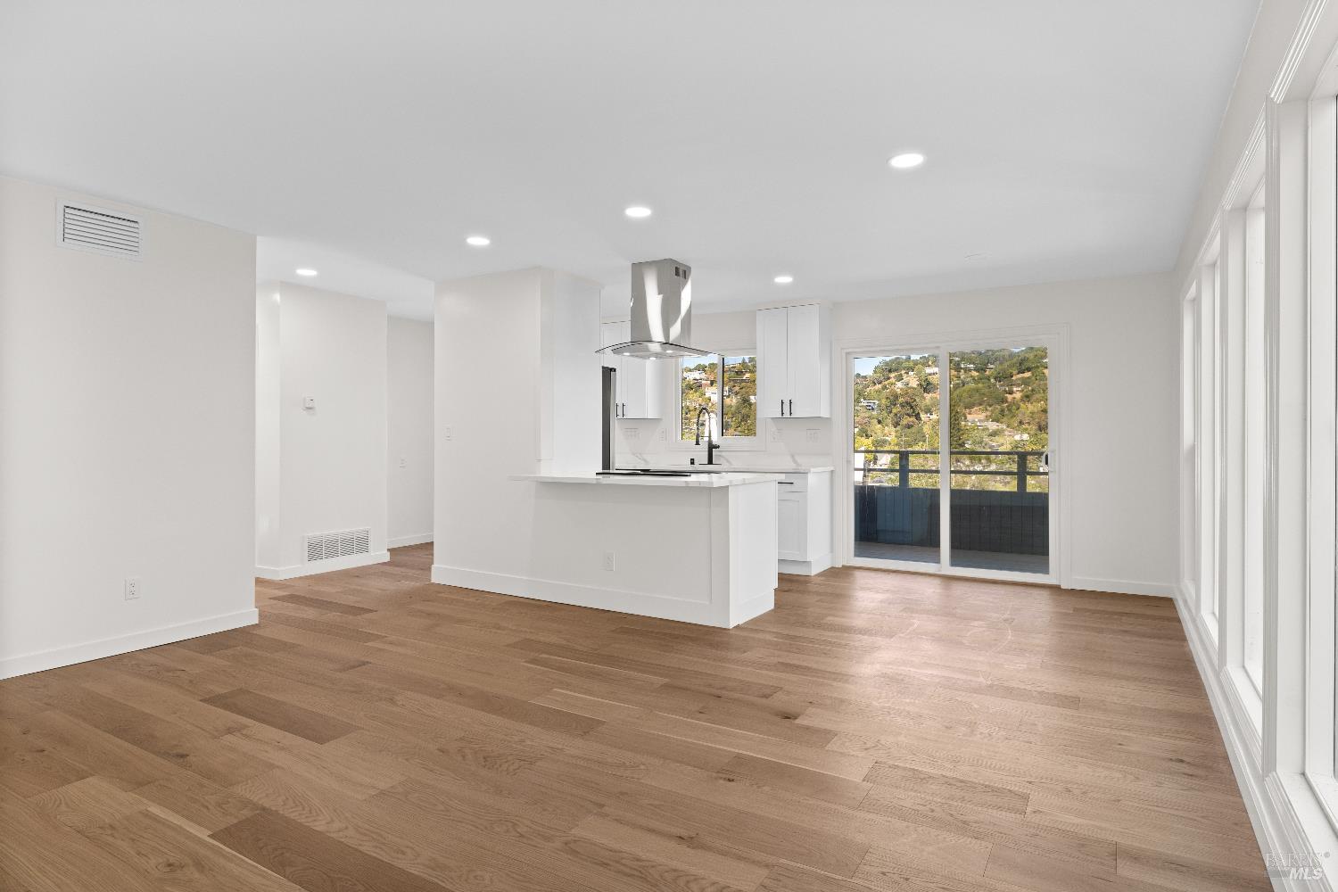 Detail Gallery Image 30 of 52 For 40 Leafwood Cir, San Rafael,  CA 94901 - 4 Beds | 5 Baths