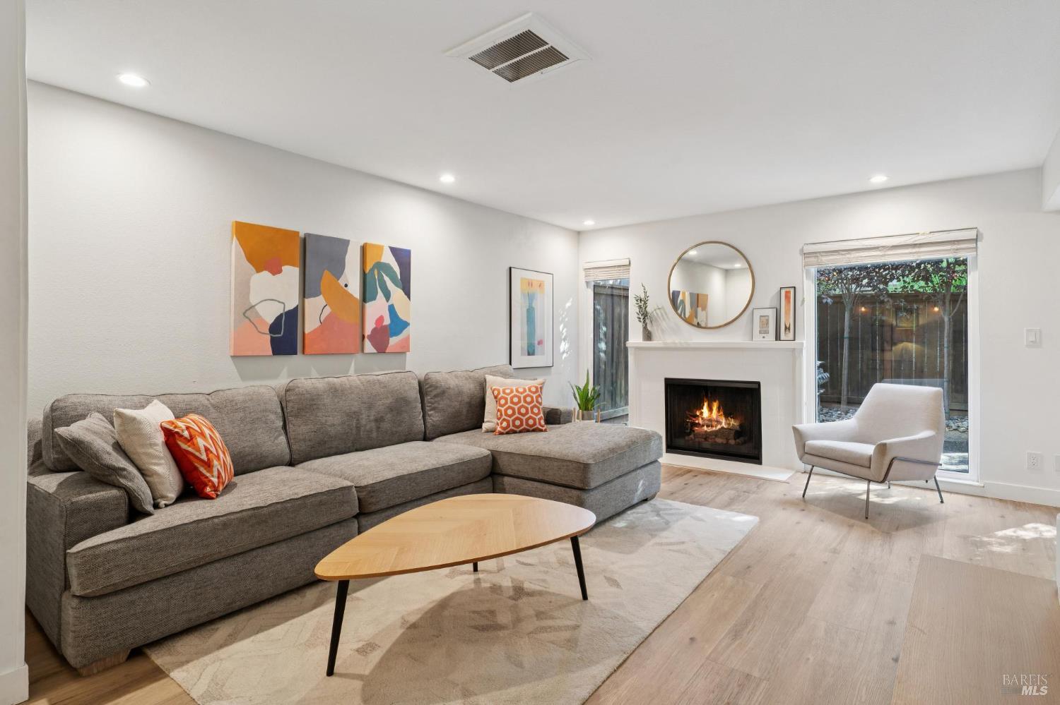 Detail Gallery Image 4 of 41 For 20 Woodoaks Dr, San Rafael,  CA 94903 - 3 Beds | 2/1 Baths