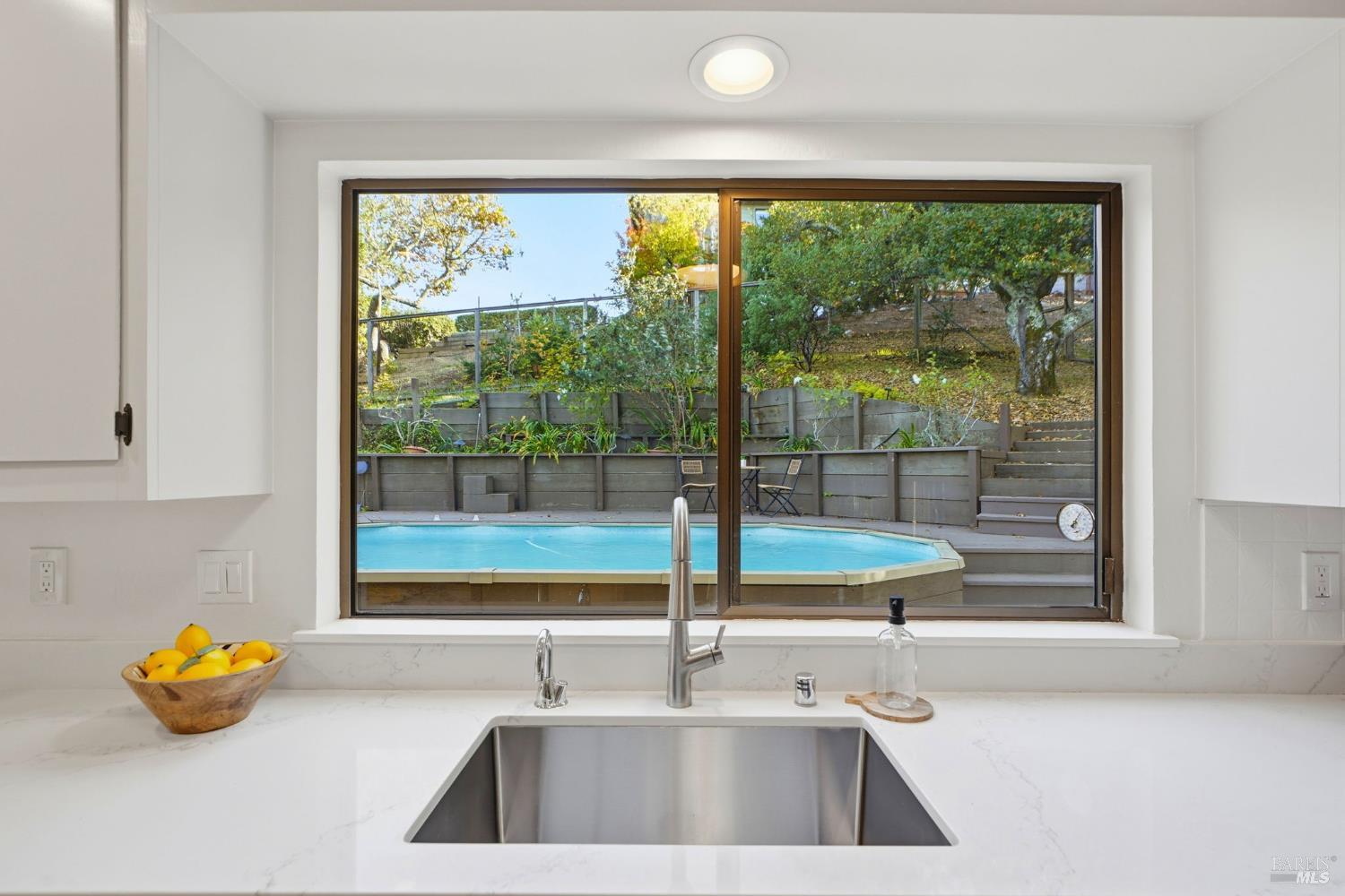 Detail Gallery Image 15 of 51 For 395 Ridge Rd, Novato,  CA 94947 - 3 Beds | 2/1 Baths