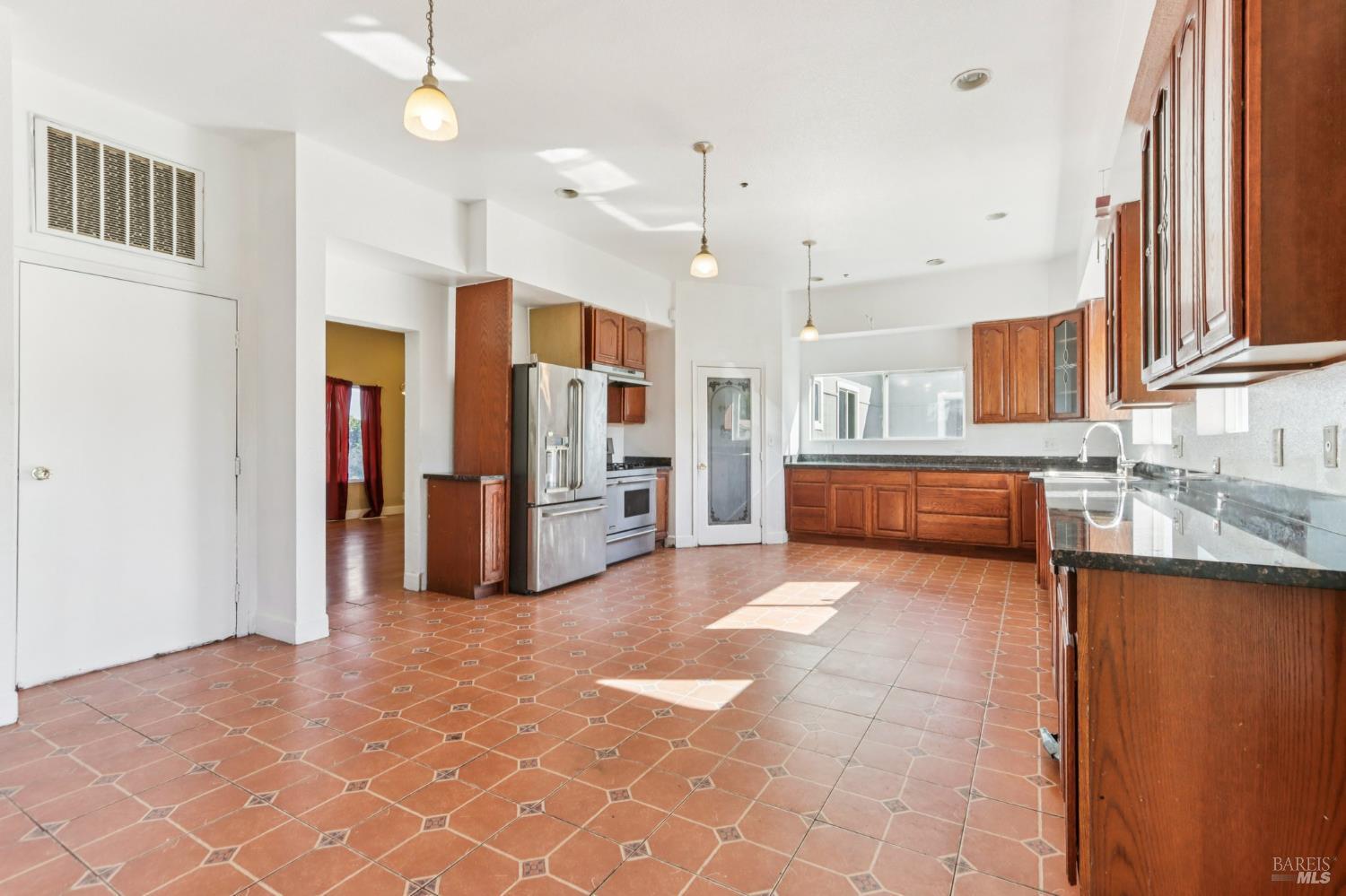 Detail Gallery Image 11 of 56 For 507 Kings Way #B,  Suisun City,  CA 94585 - 10 Beds | 6/1 Baths