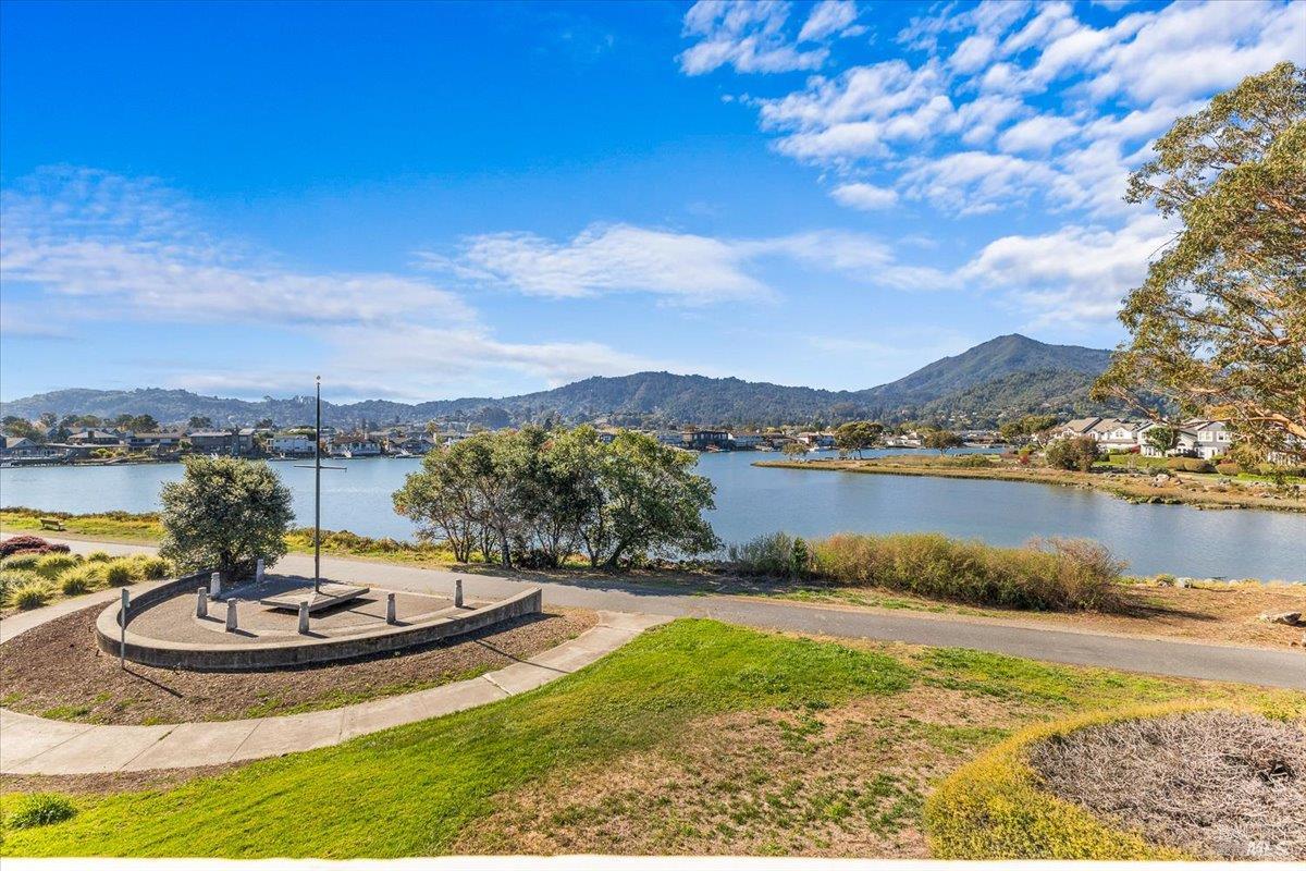 Detail Gallery Image 6 of 58 For 40 Drakes View Cir, Greenbrae,  CA 94904 - 3 Beds | 2/1 Baths