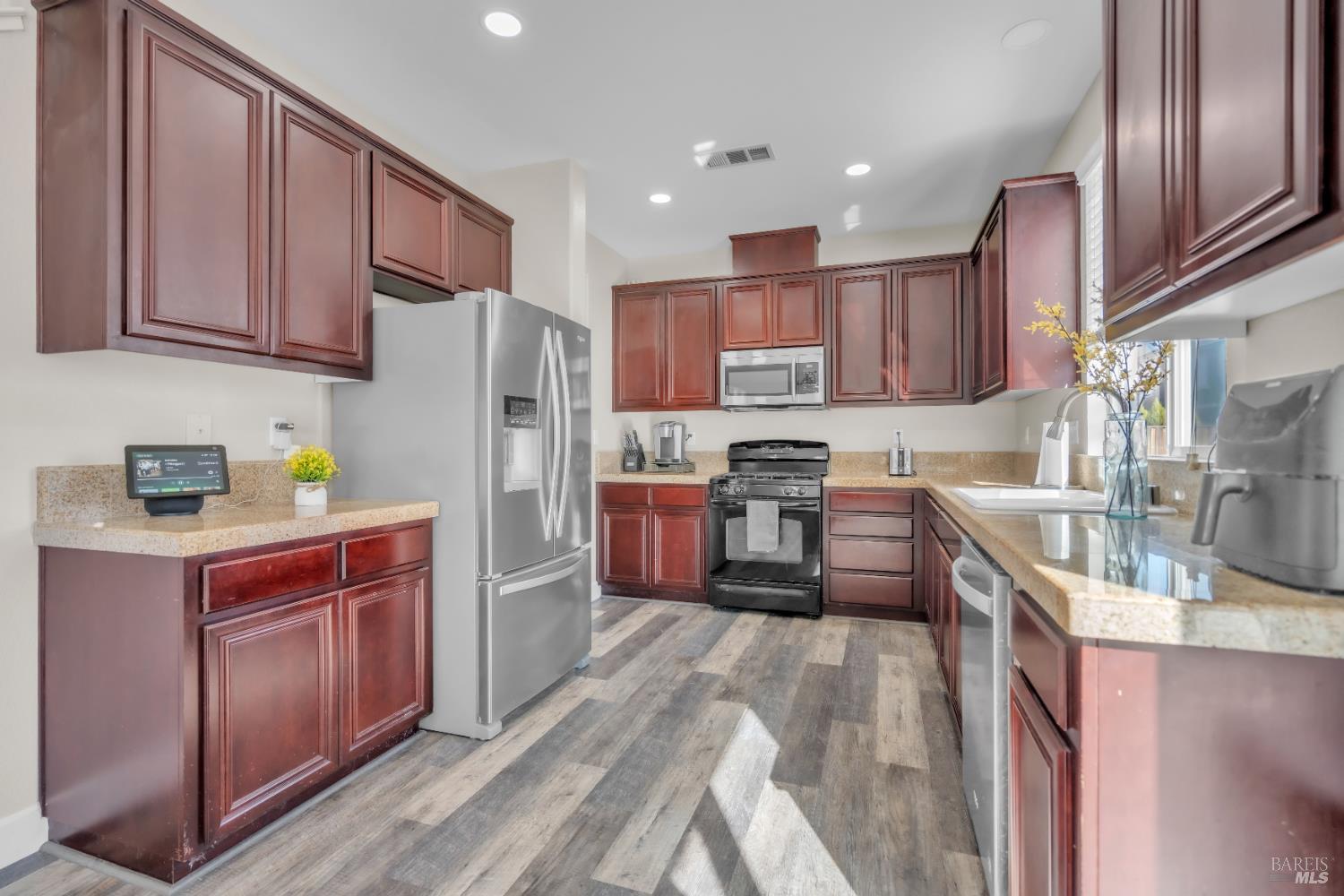 Detail Gallery Image 22 of 51 For 2042 Hamstead Ct, Vacaville,  CA 95687 - 5 Beds | 2/1 Baths