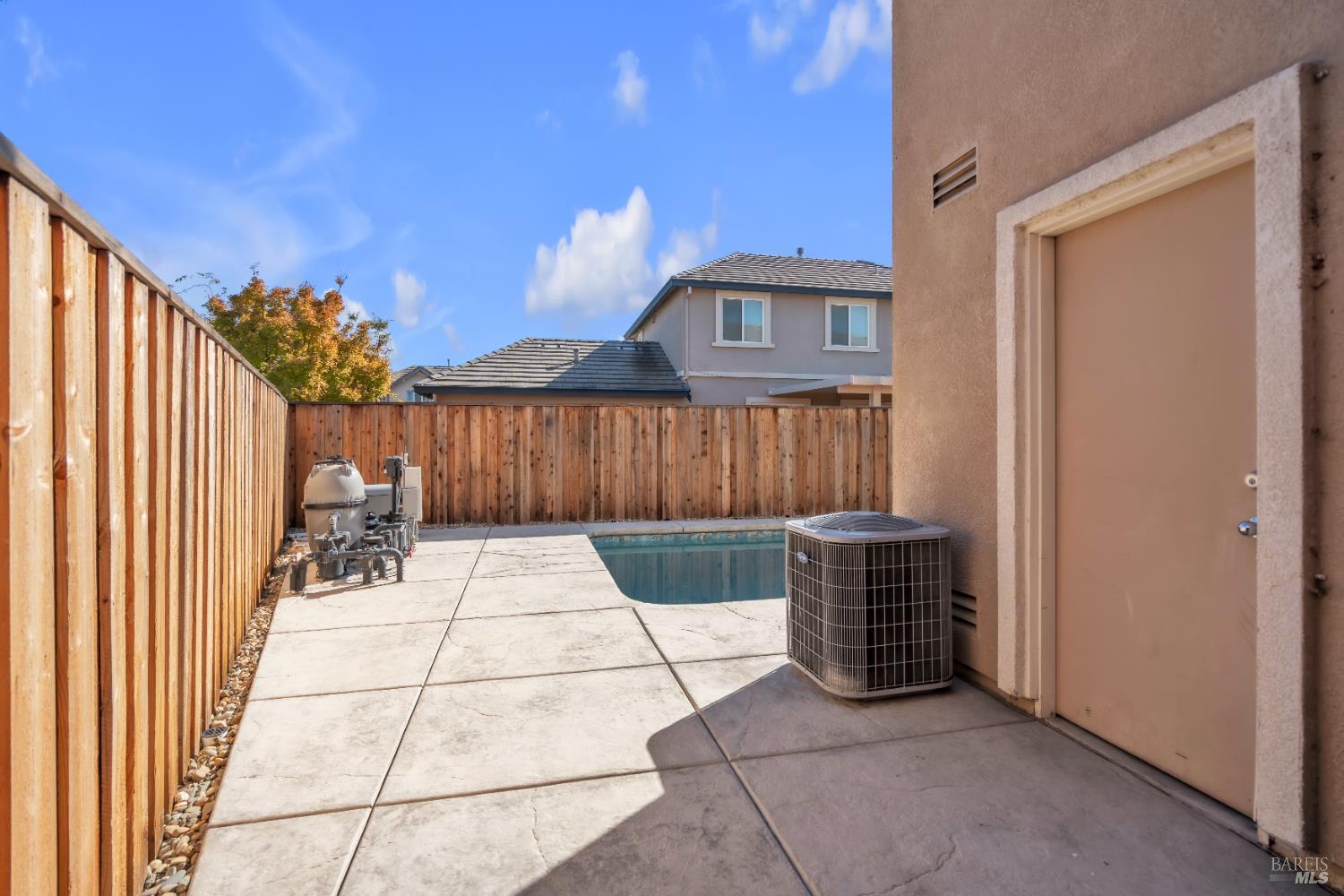 Detail Gallery Image 9 of 51 For 2042 Hamstead Ct, Vacaville,  CA 95687 - 5 Beds | 2/1 Baths