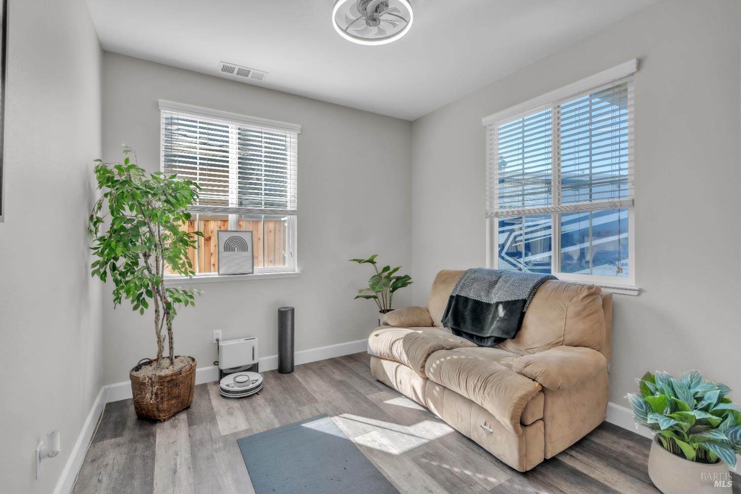 Detail Gallery Image 13 of 51 For 2042 Hamstead Ct, Vacaville,  CA 95687 - 5 Beds | 2/1 Baths