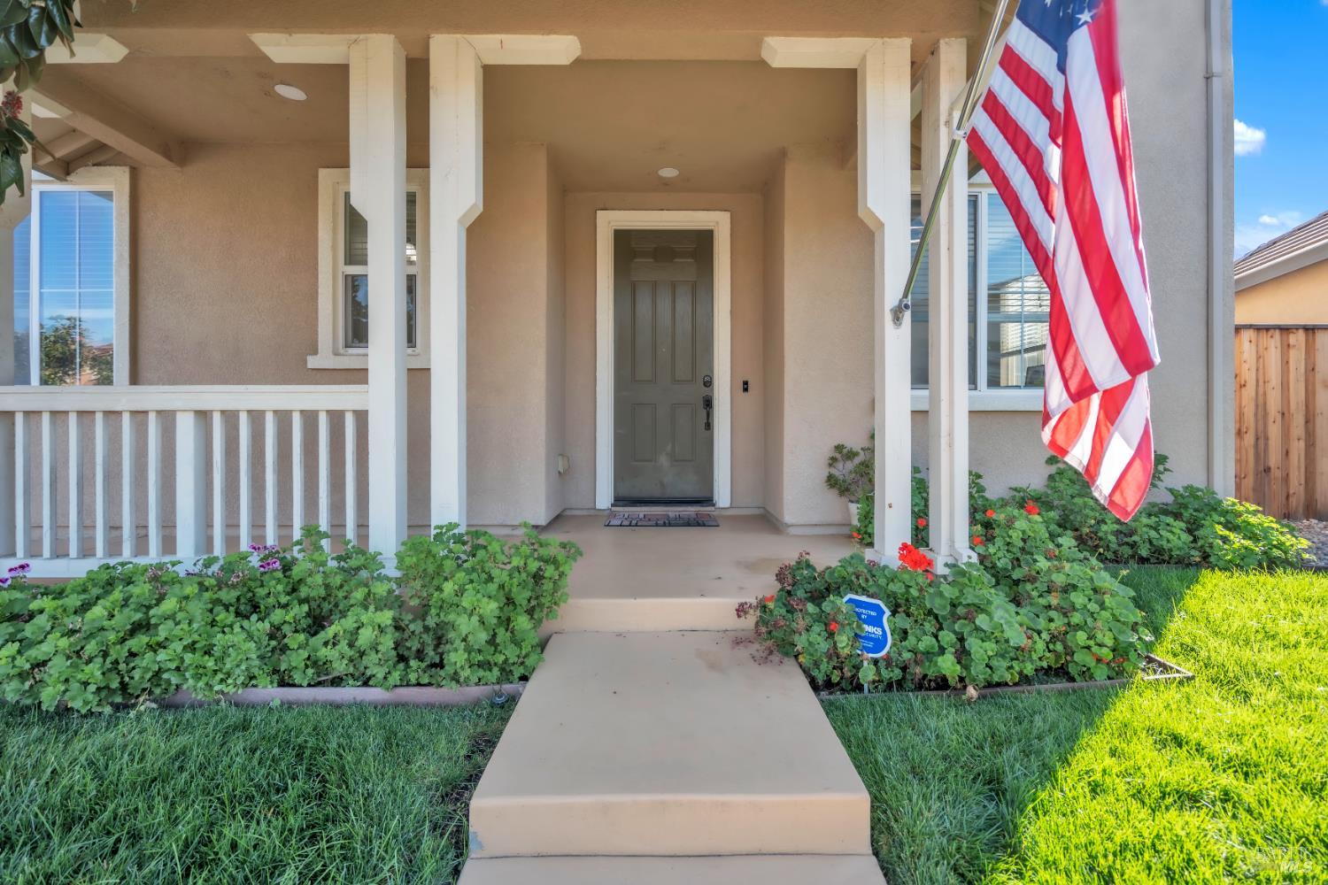Detail Gallery Image 2 of 51 For 2042 Hamstead Ct, Vacaville,  CA 95687 - 5 Beds | 2/1 Baths