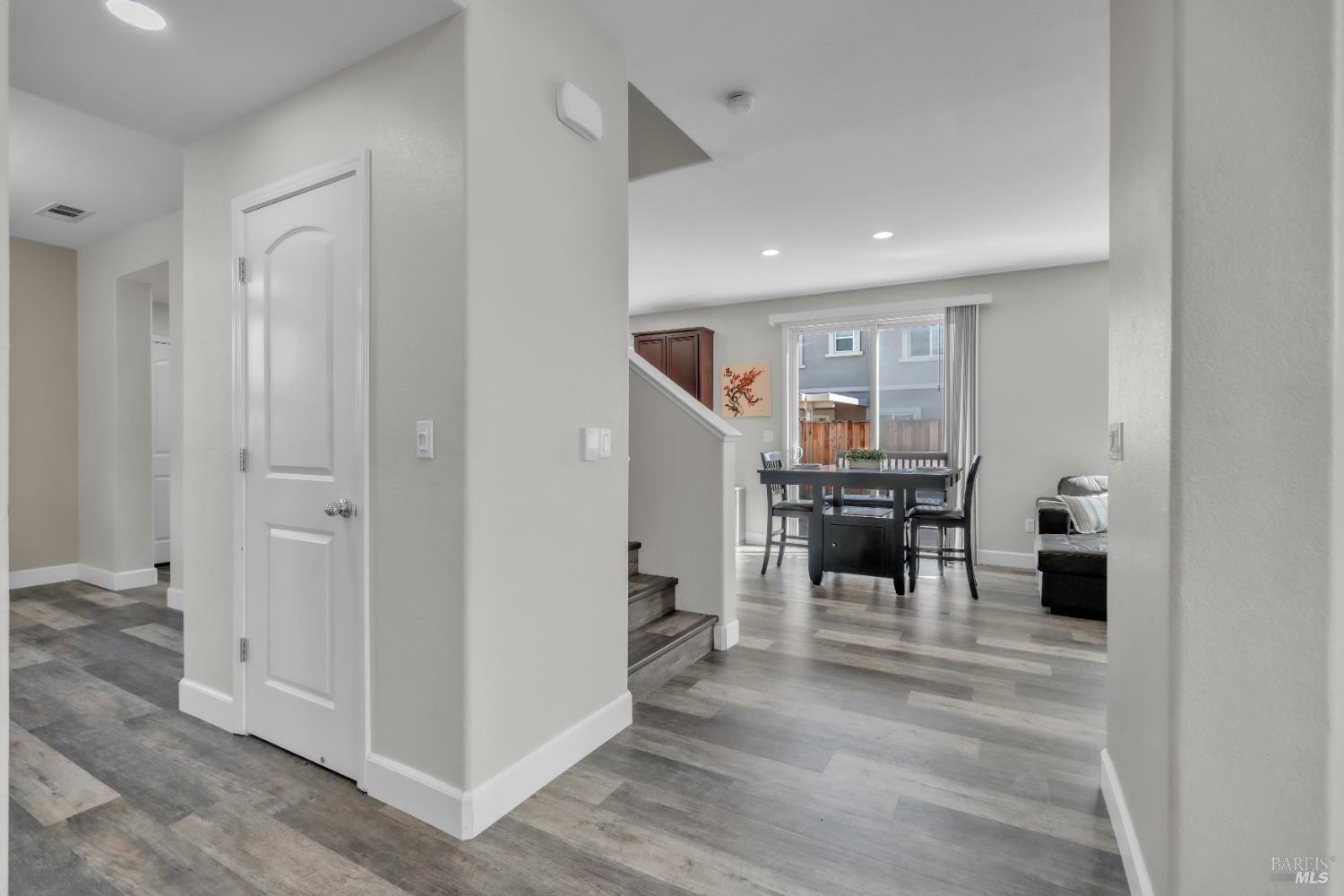 Detail Gallery Image 27 of 51 For 2042 Hamstead Ct, Vacaville,  CA 95687 - 5 Beds | 2/1 Baths