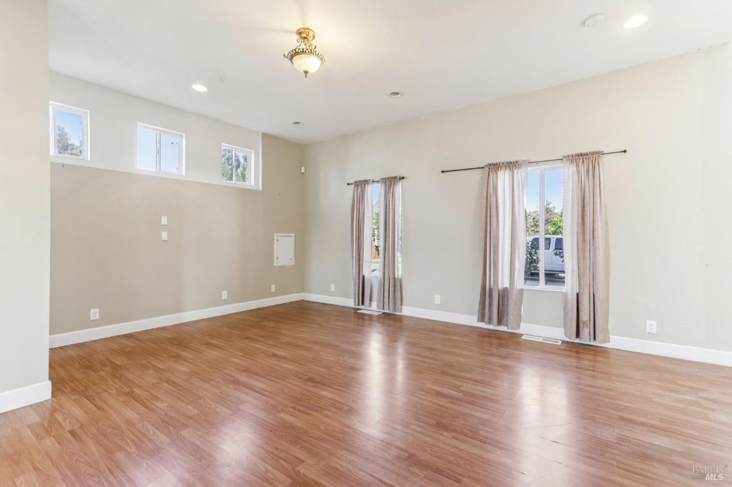 Detail Gallery Image 7 of 56 For 507 Kings Way #B,  Suisun City,  CA 94585 - 10 Beds | 6/1 Baths