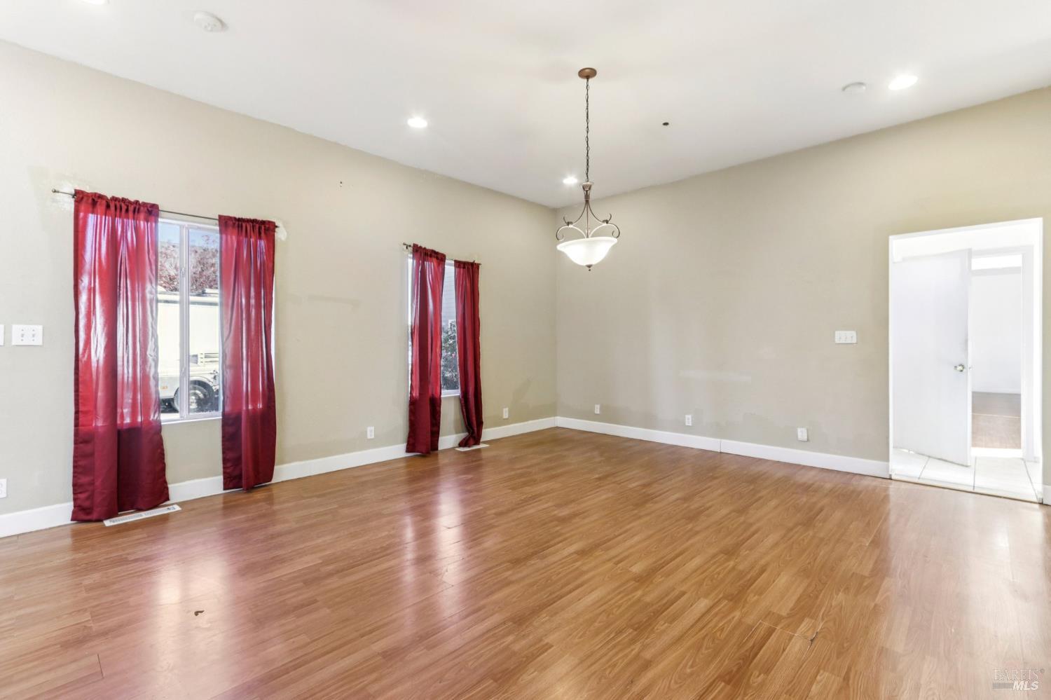 Detail Gallery Image 6 of 56 For 507 Kings Way #B,  Suisun City,  CA 94585 - 10 Beds | 6/1 Baths