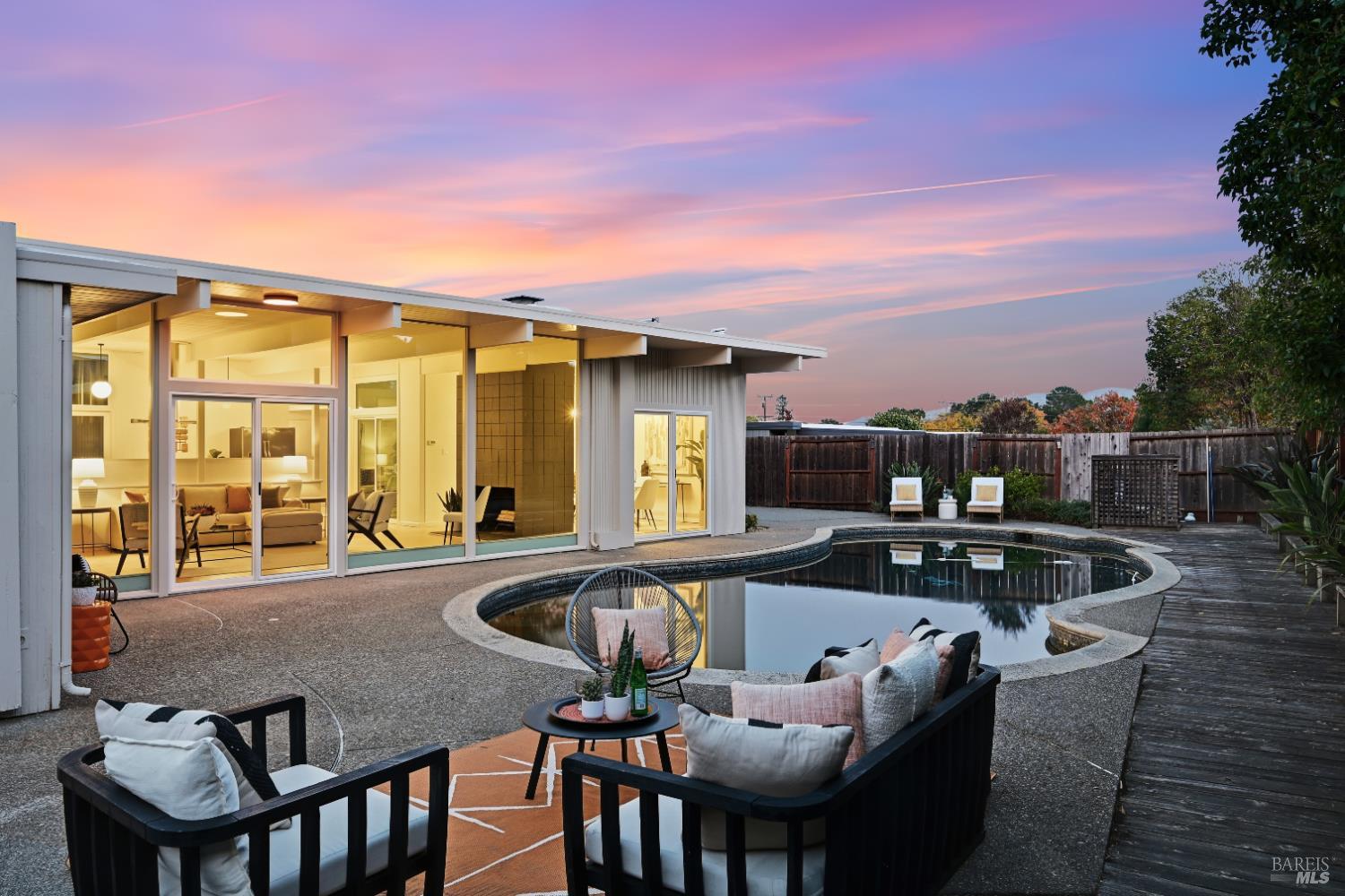 Detail Gallery Image 9 of 58 For 711 Montecillo Rd, San Rafael,  CA 94903 - 4 Beds | 2 Baths