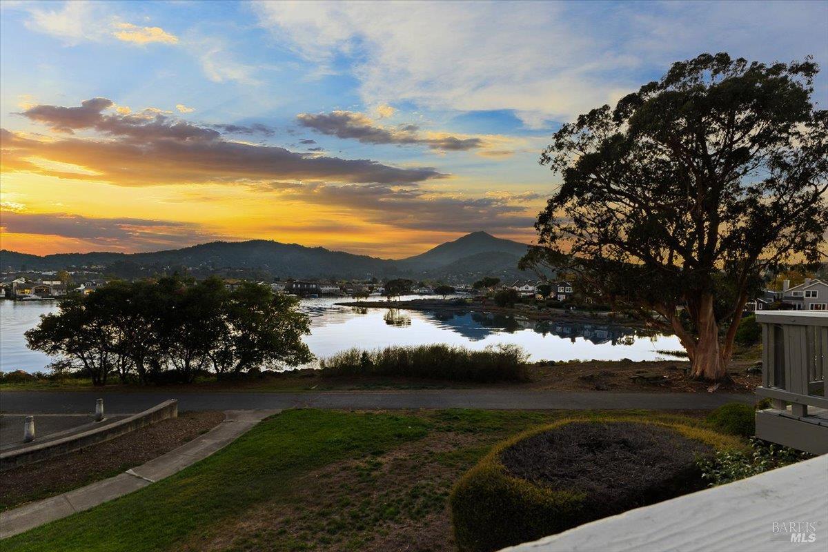 Detail Gallery Image 5 of 58 For 40 Drakes View Cir, Greenbrae,  CA 94904 - 3 Beds | 2/1 Baths