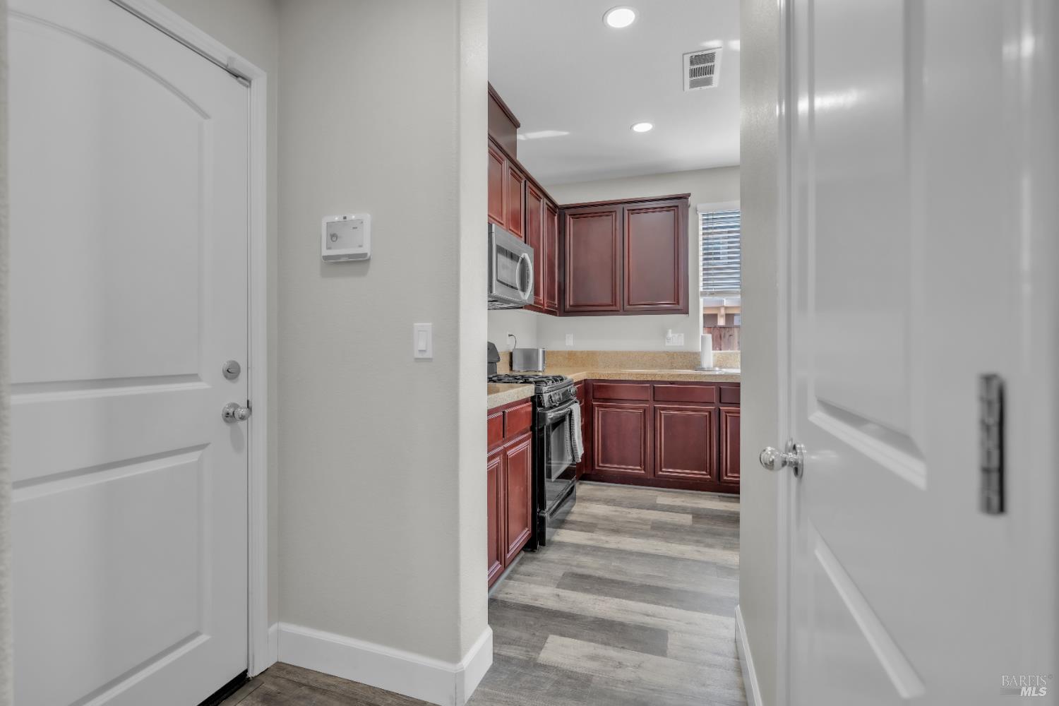 Detail Gallery Image 20 of 51 For 2042 Hamstead Ct, Vacaville,  CA 95687 - 5 Beds | 2/1 Baths