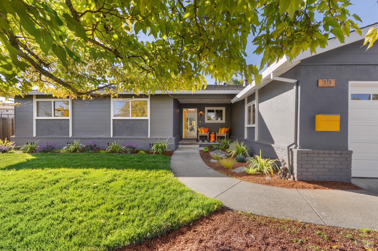 Detail Gallery Image 3 of 25 For 30 De Ford Dr, San Rafael,  CA 94903 - 3 Beds | 2 Baths