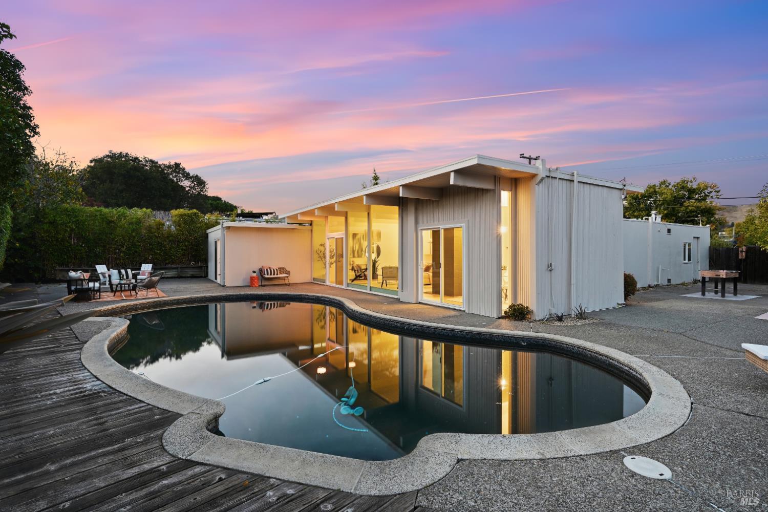 Detail Gallery Image 3 of 58 For 711 Montecillo Rd, San Rafael,  CA 94903 - 4 Beds | 2 Baths