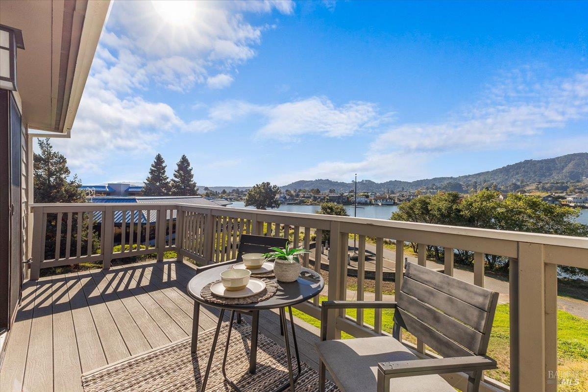 Detail Gallery Image 4 of 58 For 40 Drakes View Cir, Greenbrae,  CA 94904 - 3 Beds | 2/1 Baths