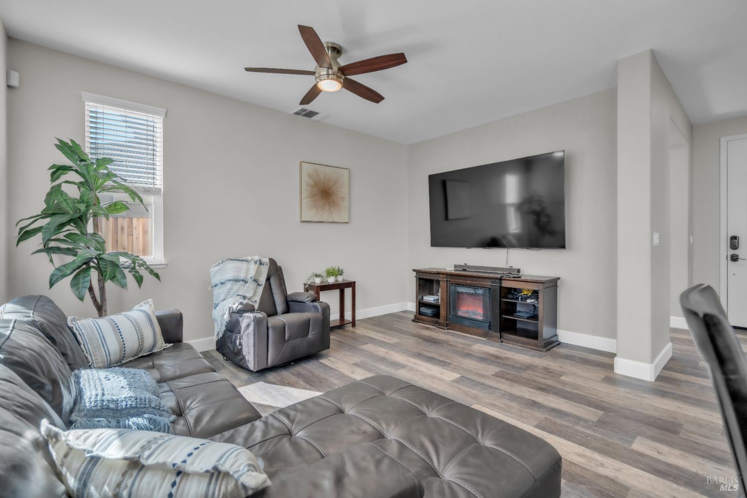 Detail Gallery Image 25 of 51 For 2042 Hamstead Ct, Vacaville,  CA 95687 - 5 Beds | 2/1 Baths