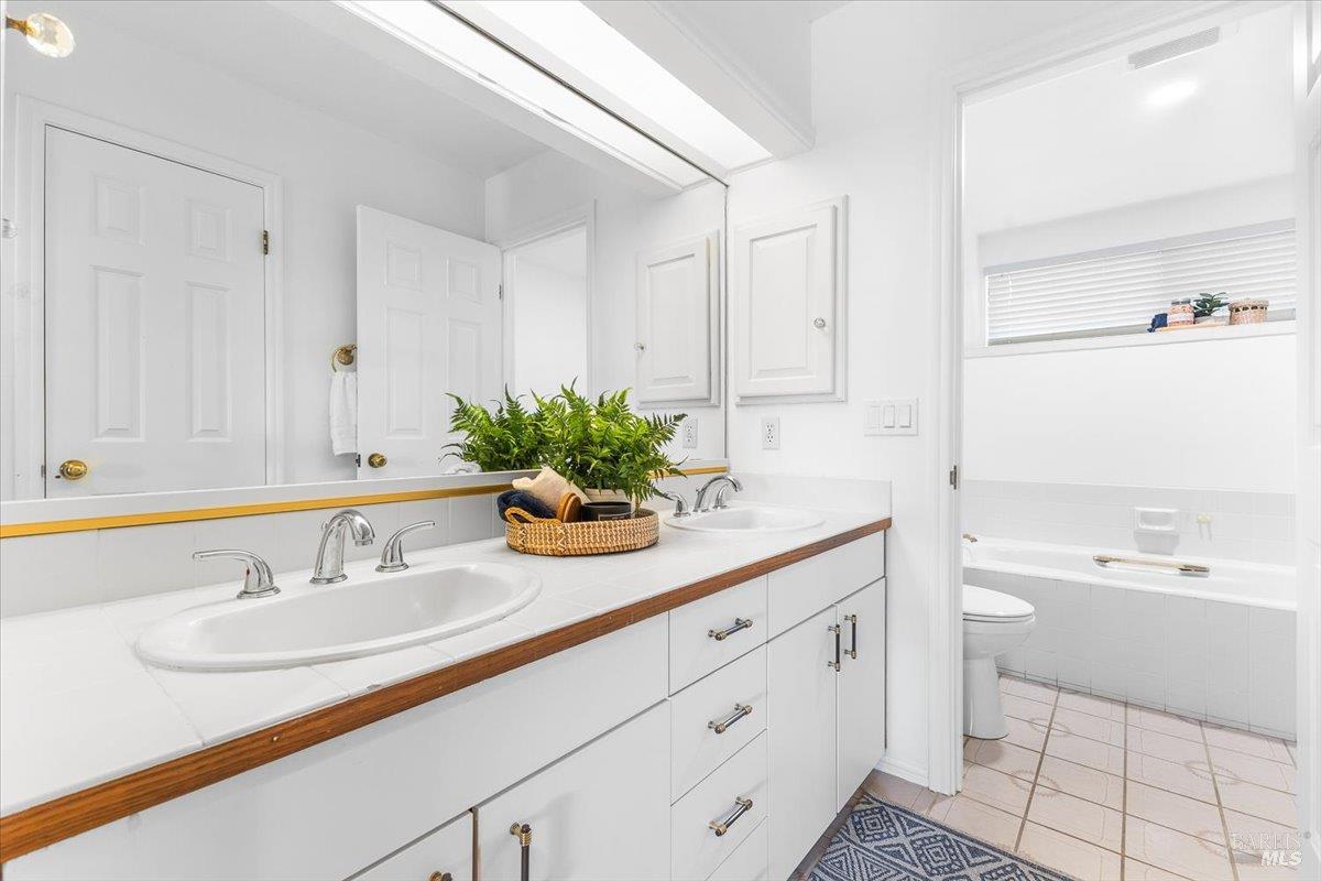 Detail Gallery Image 33 of 58 For 40 Drakes View Cir, Greenbrae,  CA 94904 - 3 Beds | 2/1 Baths