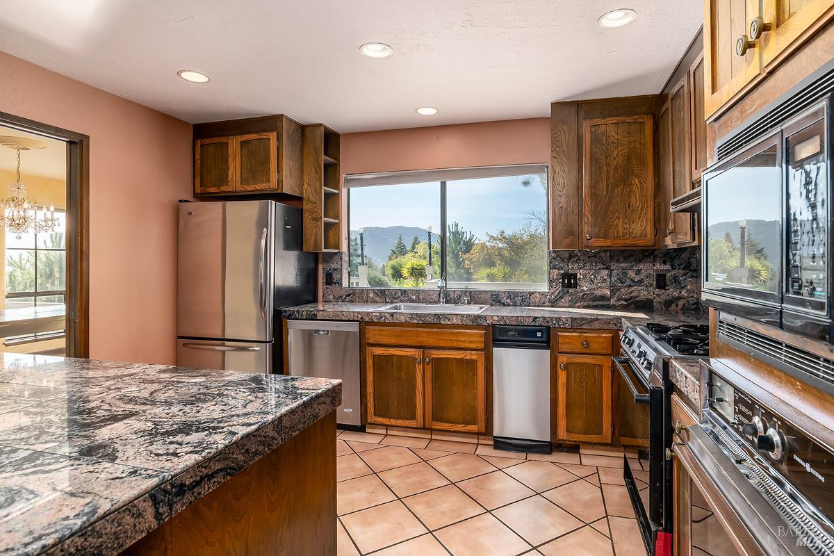 Detail Gallery Image 10 of 35 For 66 Martinez Ct, Novato,  CA 94945 - 4 Beds | 3/1 Baths
