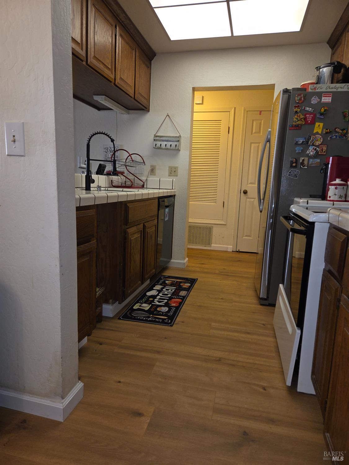 Detail Gallery Image 4 of 13 For 25912 Hayward Blvd #106,  Hayward,  CA 94542 - 2 Beds | 2 Baths