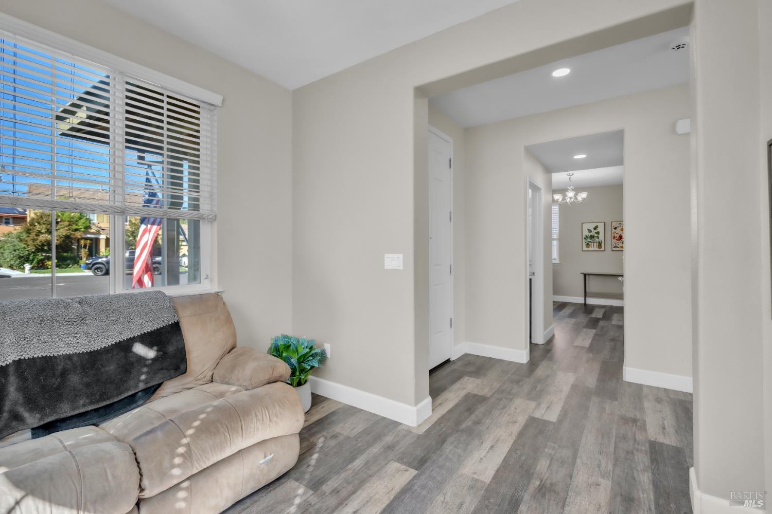 Detail Gallery Image 14 of 51 For 2042 Hamstead Ct, Vacaville,  CA 95687 - 5 Beds | 2/1 Baths