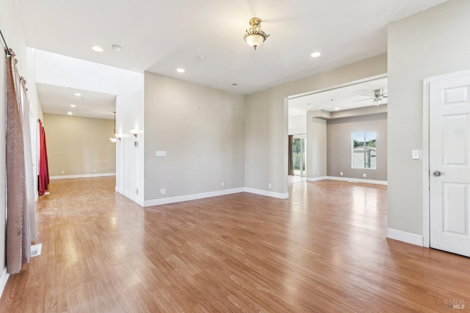 Detail Gallery Image 5 of 56 For 507 Kings Way #B,  Suisun City,  CA 94585 - 10 Beds | 6/1 Baths