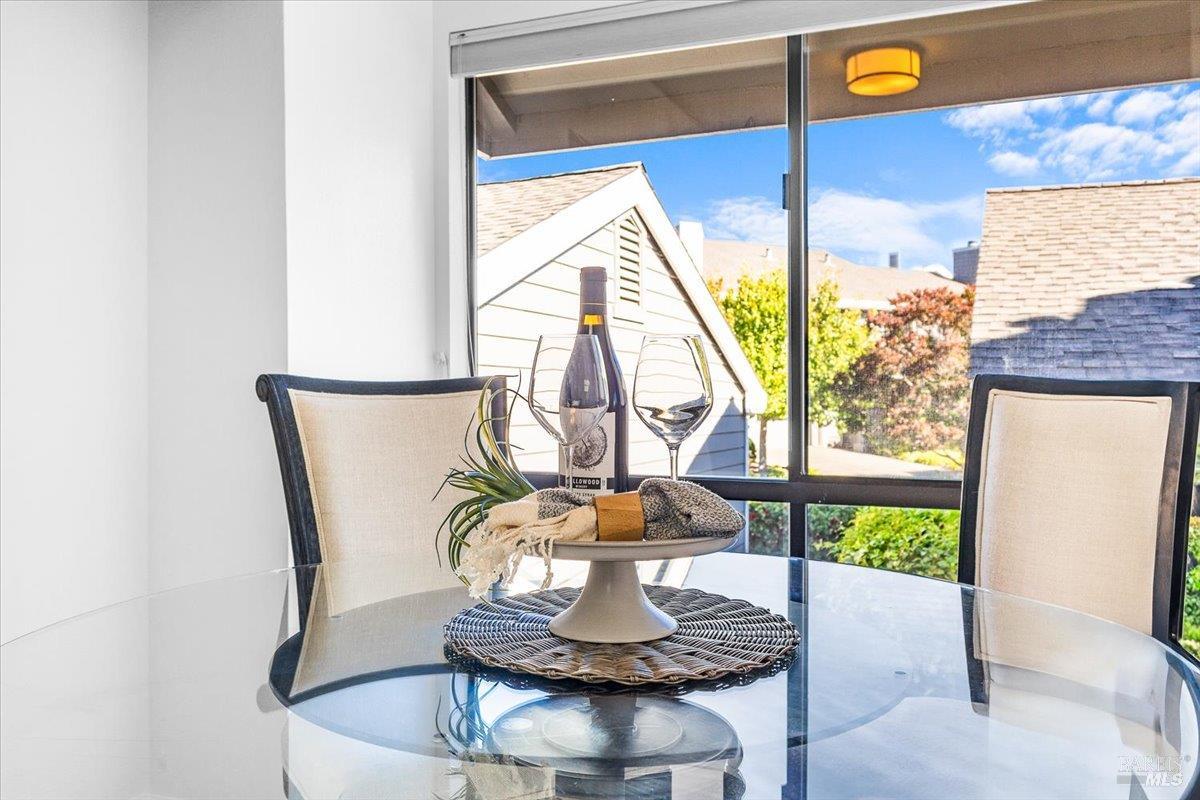 Detail Gallery Image 24 of 58 For 40 Drakes View Cir, Greenbrae,  CA 94904 - 3 Beds | 2/1 Baths