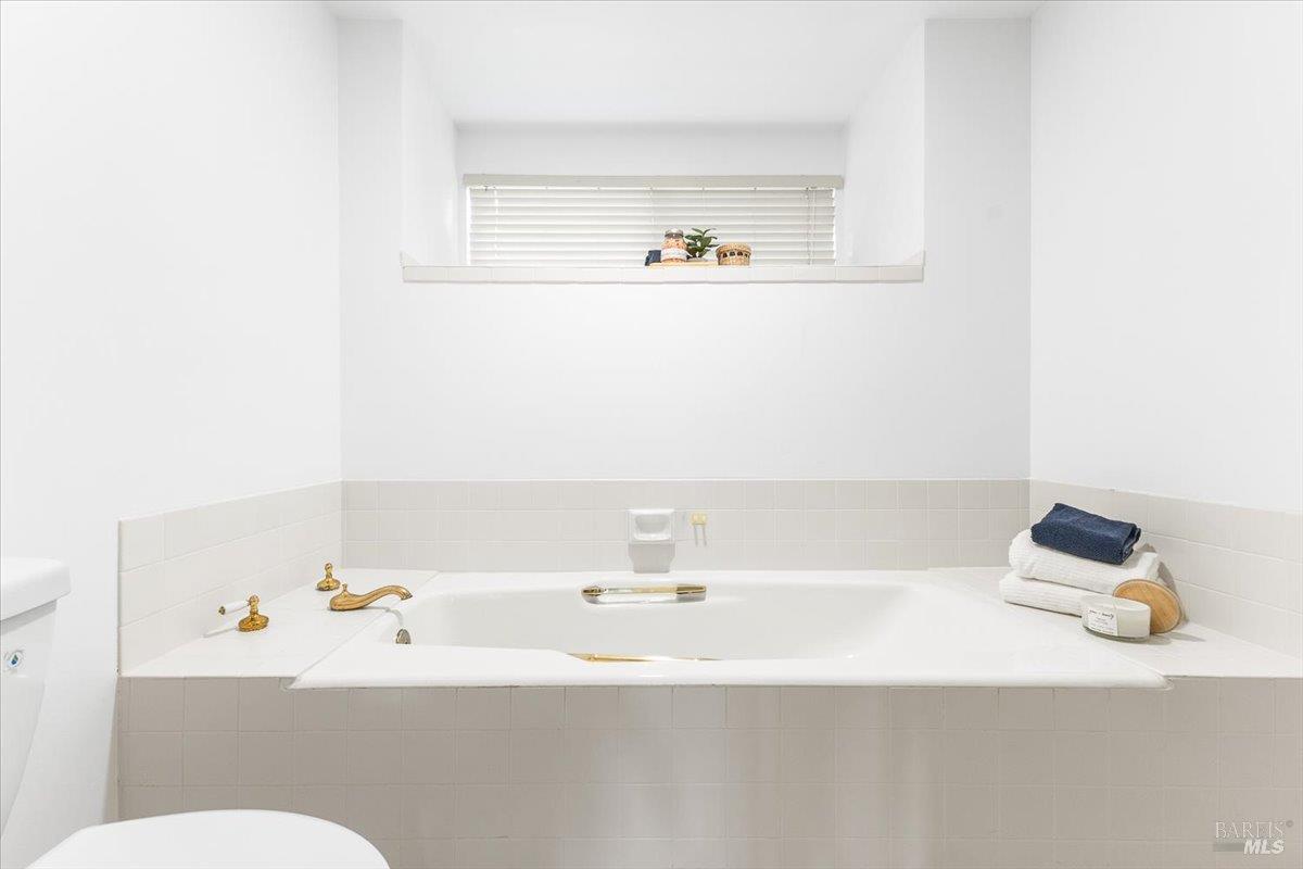 Detail Gallery Image 34 of 58 For 40 Drakes View Cir, Greenbrae,  CA 94904 - 3 Beds | 2/1 Baths