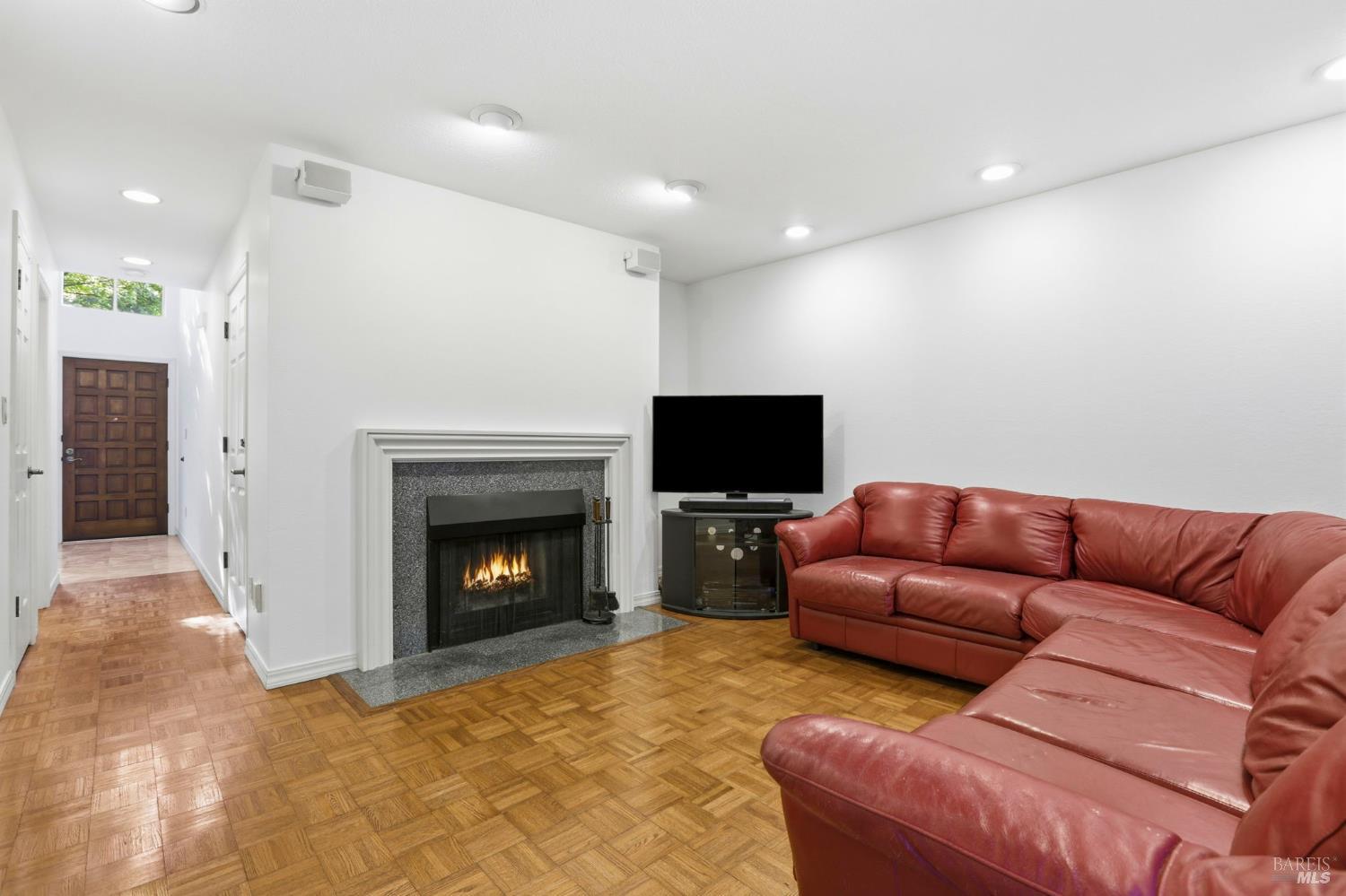 Detail Gallery Image 7 of 41 For 380 Sunset Way, Mill Valley,  CA 94941 - 3 Beds | 2/1 Baths