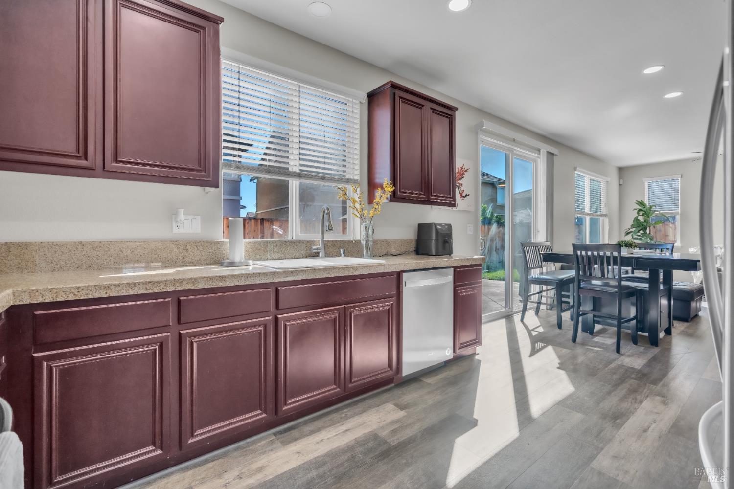 Detail Gallery Image 21 of 51 For 2042 Hamstead Ct, Vacaville,  CA 95687 - 5 Beds | 2/1 Baths