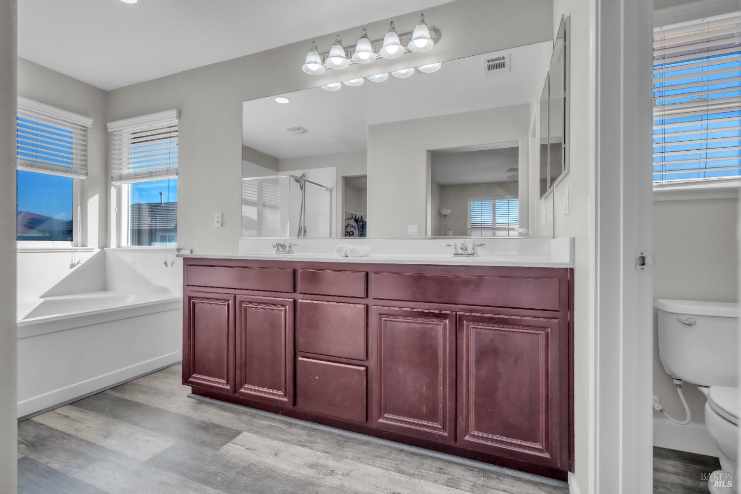 Detail Gallery Image 32 of 51 For 2042 Hamstead Ct, Vacaville,  CA 95687 - 5 Beds | 2/1 Baths