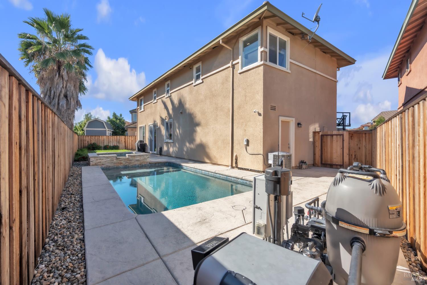 Detail Gallery Image 11 of 51 For 2042 Hamstead Ct, Vacaville,  CA 95687 - 5 Beds | 2/1 Baths