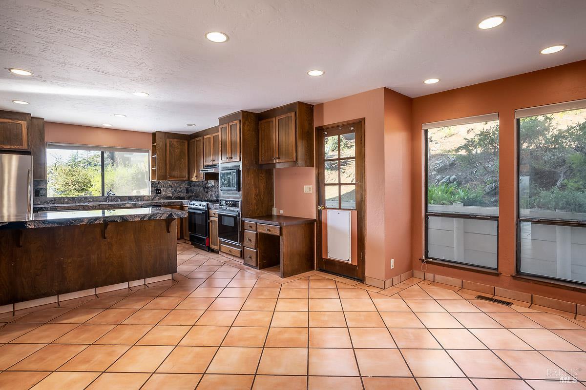 Detail Gallery Image 11 of 35 For 66 Martinez Ct, Novato,  CA 94945 - 4 Beds | 3/1 Baths
