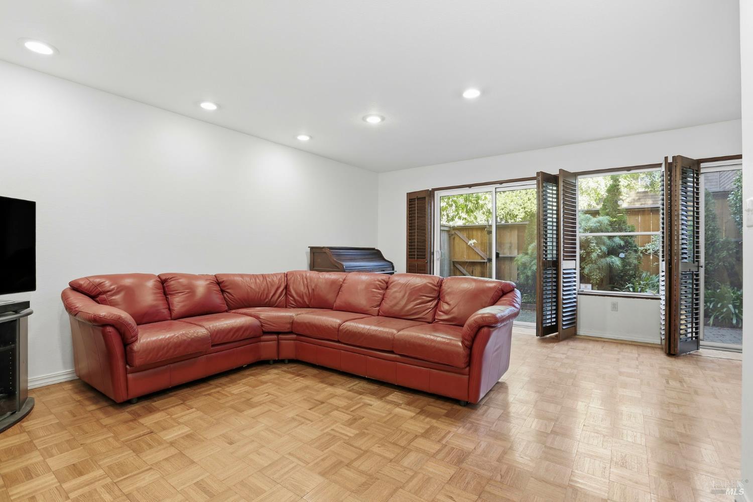 Detail Gallery Image 8 of 41 For 380 Sunset Way, Mill Valley,  CA 94941 - 3 Beds | 2/1 Baths