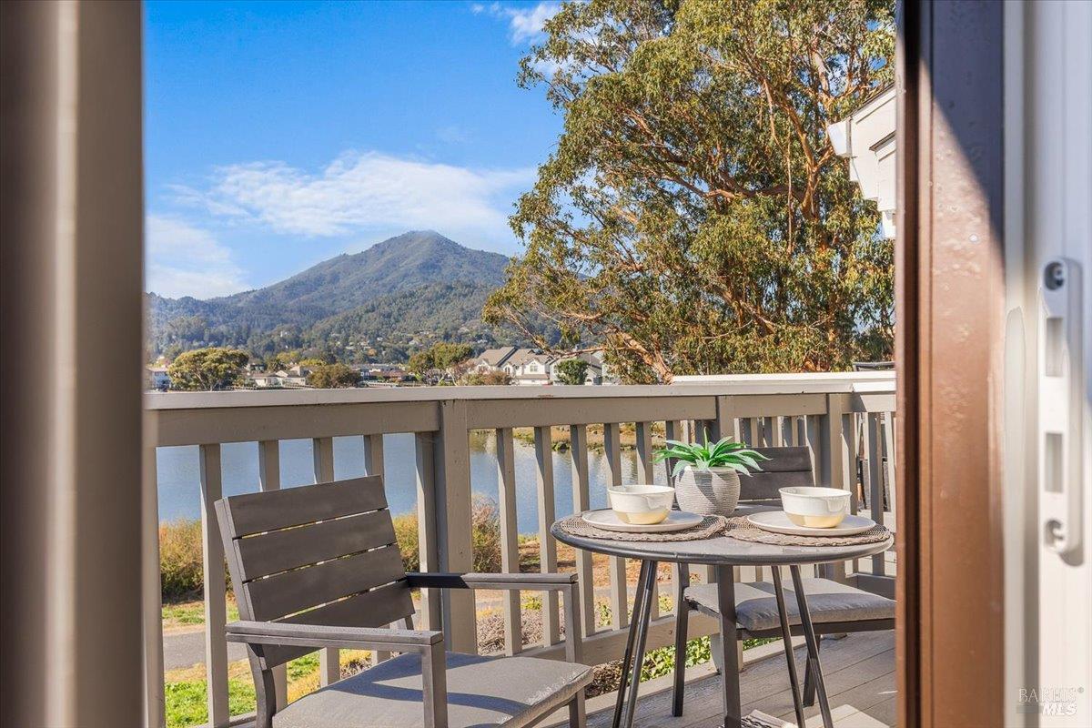 Detail Gallery Image 17 of 58 For 40 Drakes View Cir, Greenbrae,  CA 94904 - 3 Beds | 2/1 Baths