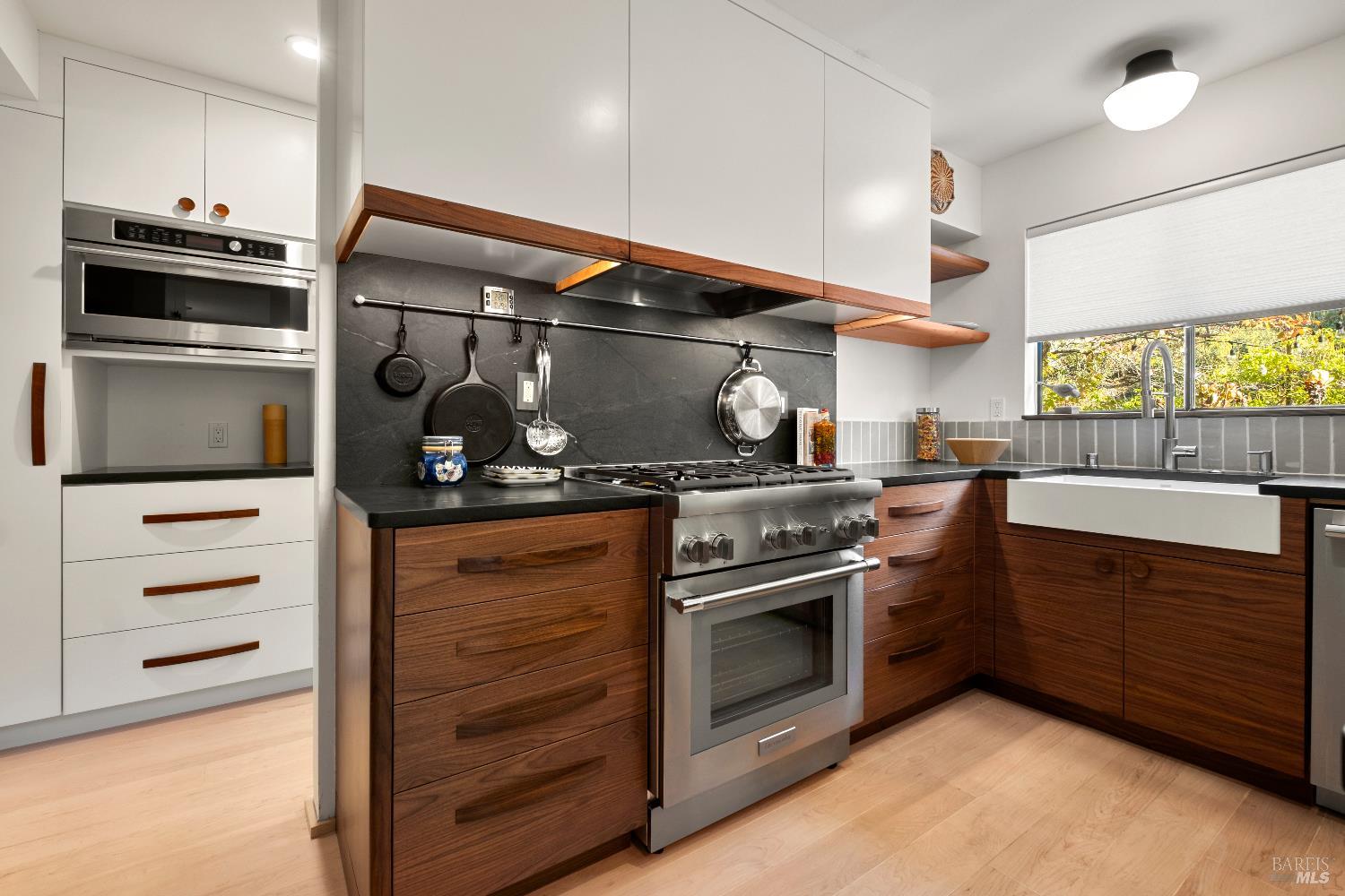 Detail Gallery Image 6 of 22 For 119 Arlene Ter, San Rafael,  CA 94903 - 3 Beds | 2/1 Baths