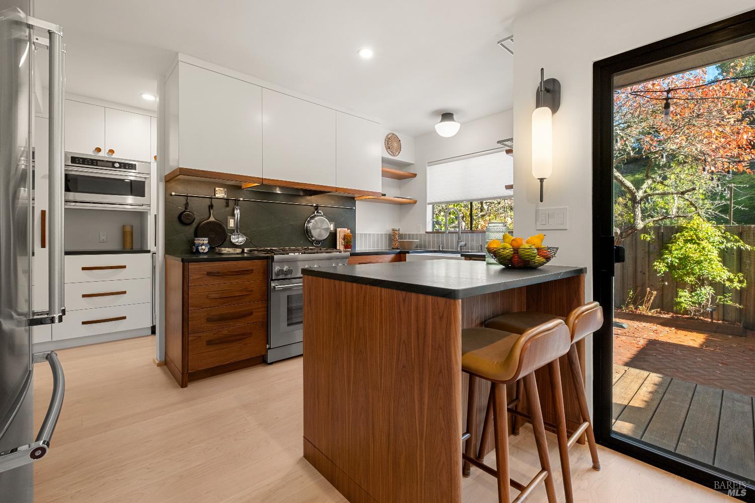 Detail Gallery Image 7 of 22 For 119 Arlene Ter, San Rafael,  CA 94903 - 3 Beds | 2/1 Baths