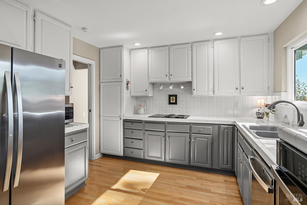 Detail Gallery Image 9 of 53 For 215 San Ramon Way, Novato,  CA 94945 - 4 Beds | 2/1 Baths