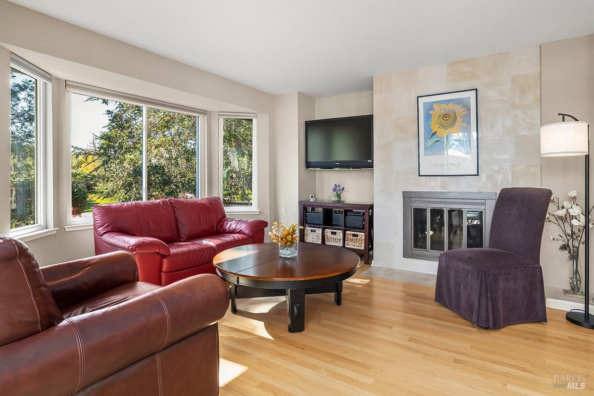 Detail Gallery Image 7 of 53 For 215 San Ramon Way, Novato,  CA 94945 - 4 Beds | 2/1 Baths