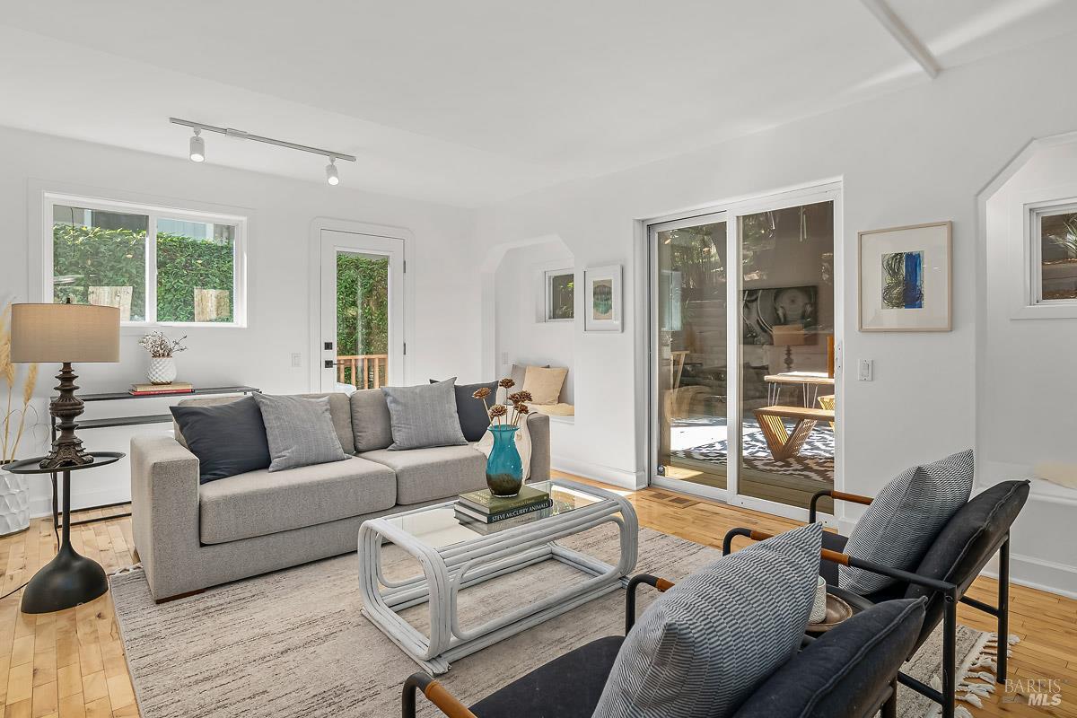 Detail Gallery Image 9 of 34 For 60 Wood Ln, Fairfax,  CA 94930 - 3 Beds | 2/1 Baths