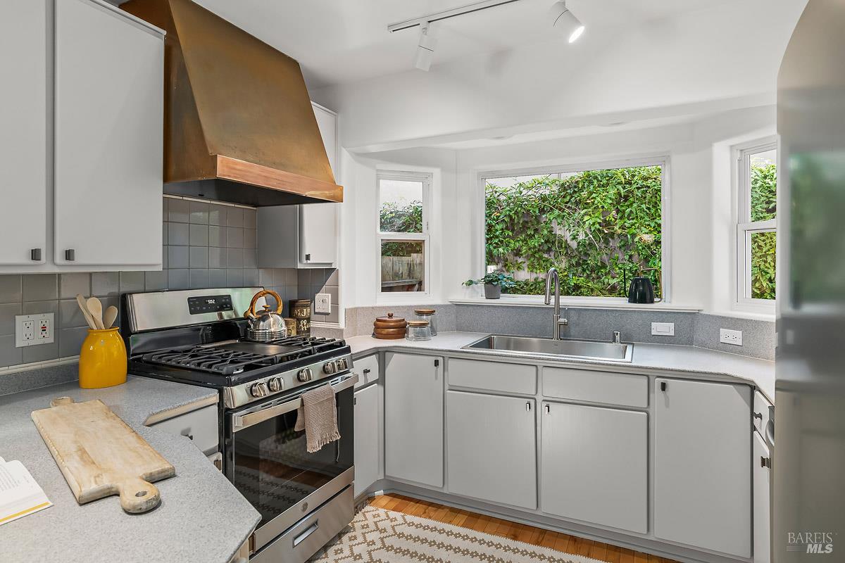 Detail Gallery Image 7 of 34 For 60 Wood Ln, Fairfax,  CA 94930 - 3 Beds | 2/1 Baths