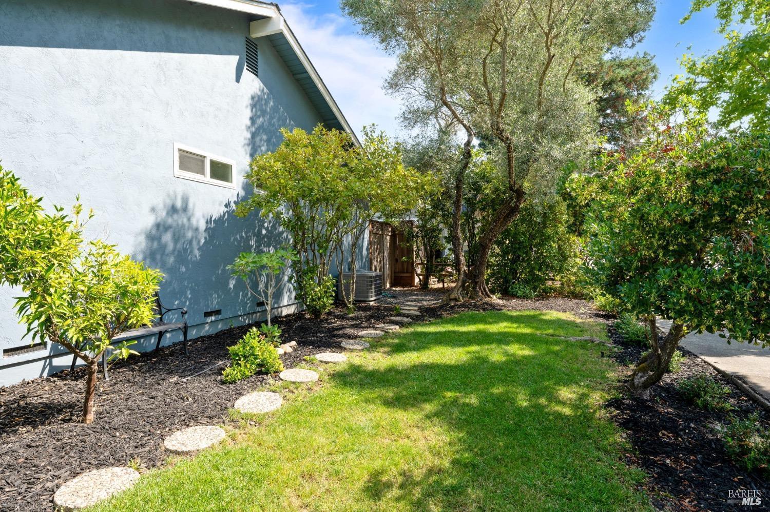 Detail Gallery Image 26 of 30 For 3502 Sleepy Hollow Ct, Santa Rosa,  CA 95404 - 3 Beds | 2 Baths