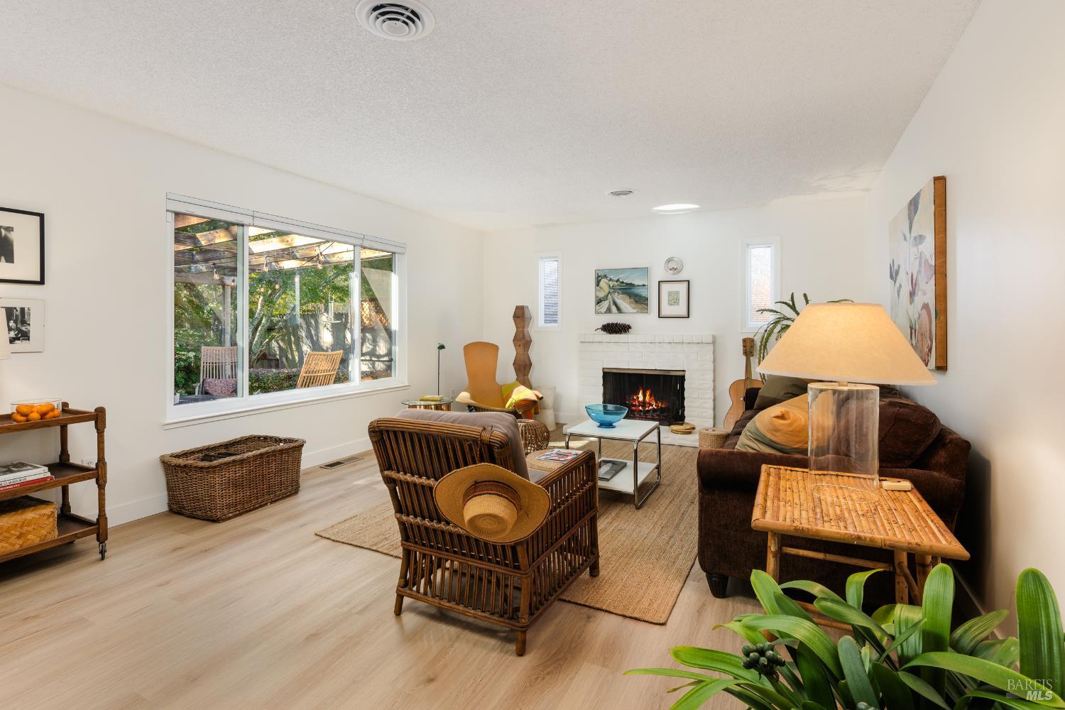 Detail Gallery Image 2 of 22 For 1970 Neotomas Ave, Santa Rosa,  CA 95405 - 3 Beds | 2 Baths